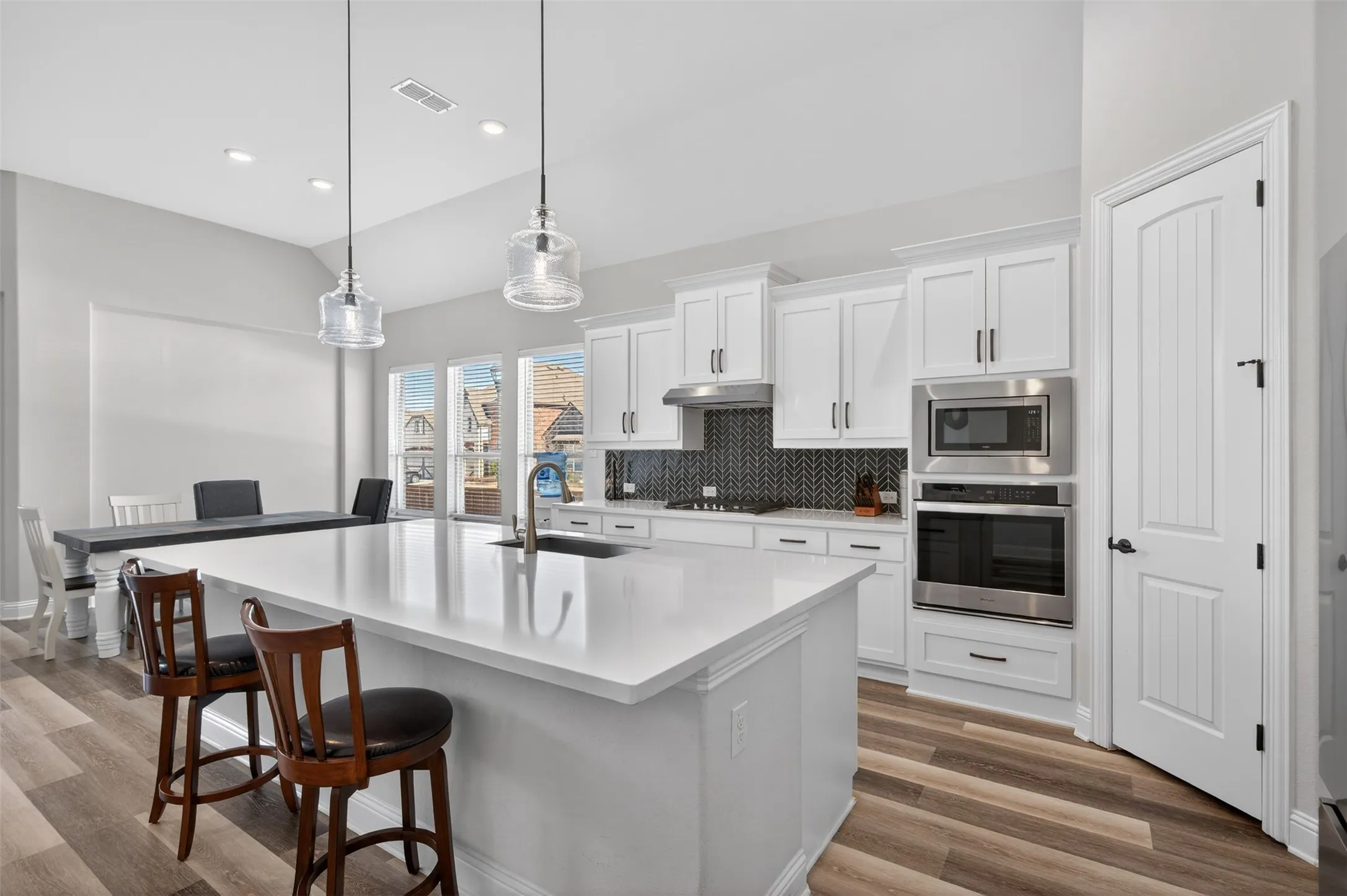 Single Family Residence For Sale in Tarrant County , 1700 Hamlet Drive, Fort Worth, Texas 76052, 3 Bedroom, 3 Bathroom, 3 Garage spaces, 2,924 Sqft, built in 2021, mls#21332846, Real Estate Agent in Fort Worth, Homes For Sale in Tarrant county, Homes For Sale in Fort Worth, Realtor in Fort Worth Texas, Real Estate Brokerage Independent Realty Texas, Luminita Cordes Realtor