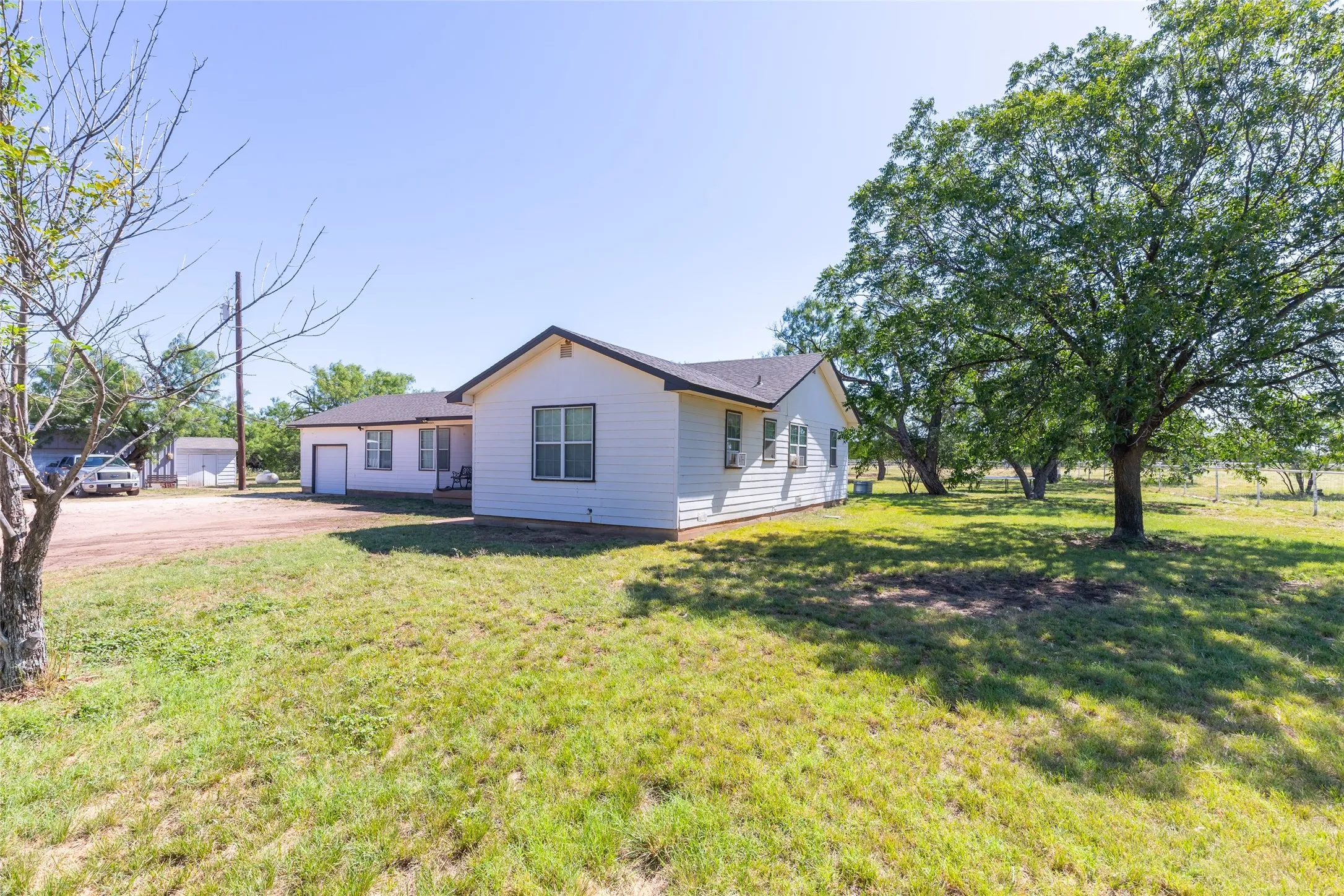 Single Family Residence For Sale in Shackelford County , 1053 County Road 155, Abilene, Texas 79601, 4 Bedroom, 2 Bathroom, 1 Garage spaces, 1,840 Sqft, built in 1976, mls#21319840, Real Estate Agent in Abilene, Homes For Sale in Shackelford county, Homes For Sale in Abilene, Realtor in Abilene Texas, Real Estate Brokerage Independent Realty Texas, Luminita Cordes Realtor