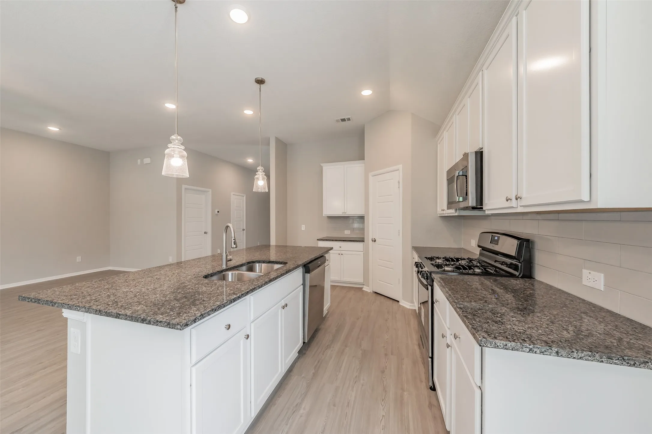 Single Family Residence For Sale in Johnson County , 1207 Putnam Street, Mansfield, Texas 76063, 4 Bedroom, 3 Bathroom, 2 Garage spaces, 2,180 Sqft, built in 2022, mls#21331513, Real Estate Agent in Mansfield, Homes For Sale in Johnson county, Homes For Sale in Mansfield, Realtor in Mansfield Texas, Real Estate Brokerage Independent Realty Texas, Luminita Cordes Realtor
