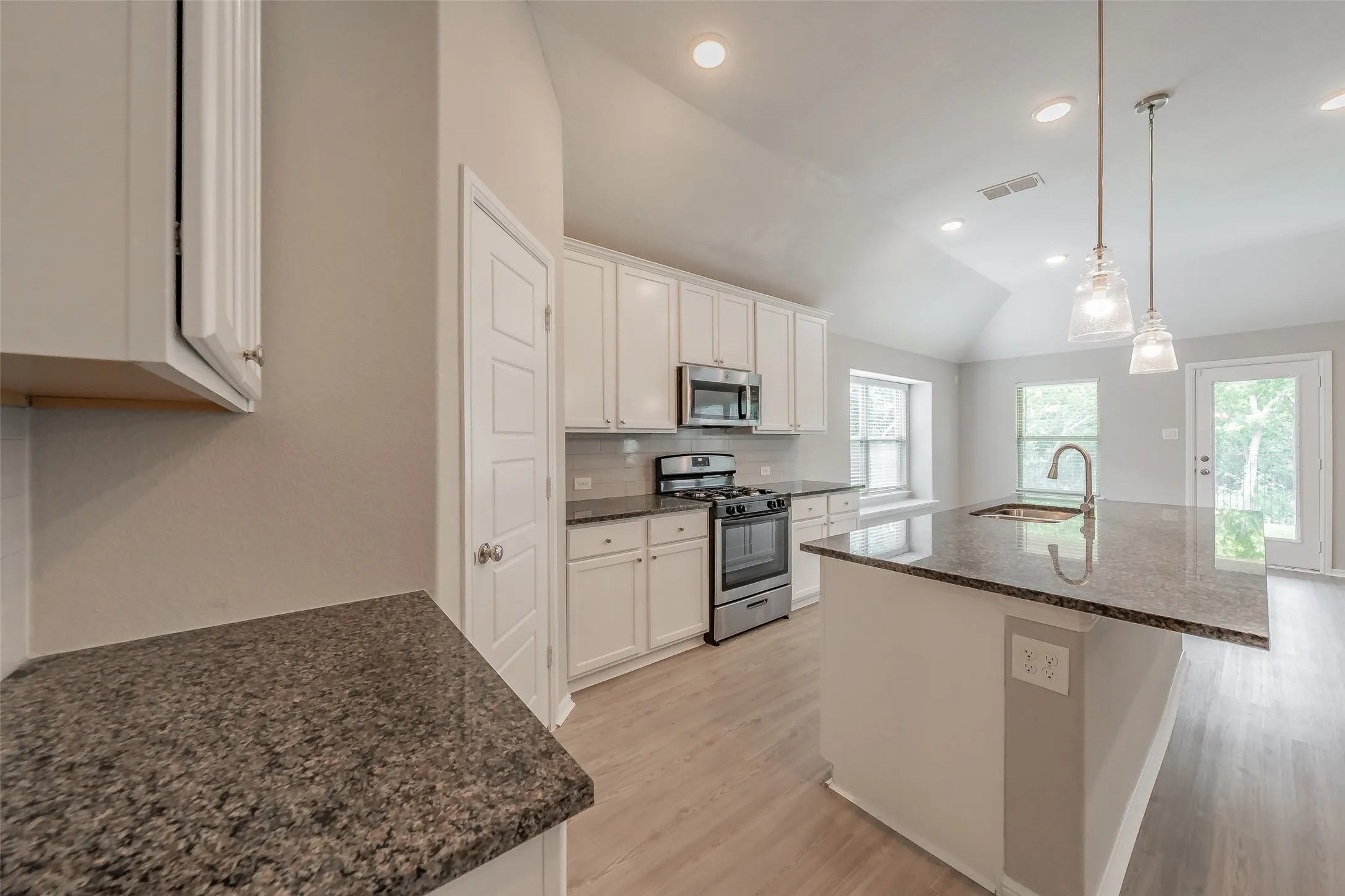 Single Family Residence For Sale in Johnson County , 1207 Putnam Street, Mansfield, Texas 76063, 4 Bedroom, 3 Bathroom, 2 Garage spaces, 2,180 Sqft, built in 2022, mls#21331513, Real Estate Agent in Mansfield, Homes For Sale in Johnson county, Homes For Sale in Mansfield, Realtor in Mansfield Texas, Real Estate Brokerage Independent Realty Texas, Luminita Cordes Realtor
