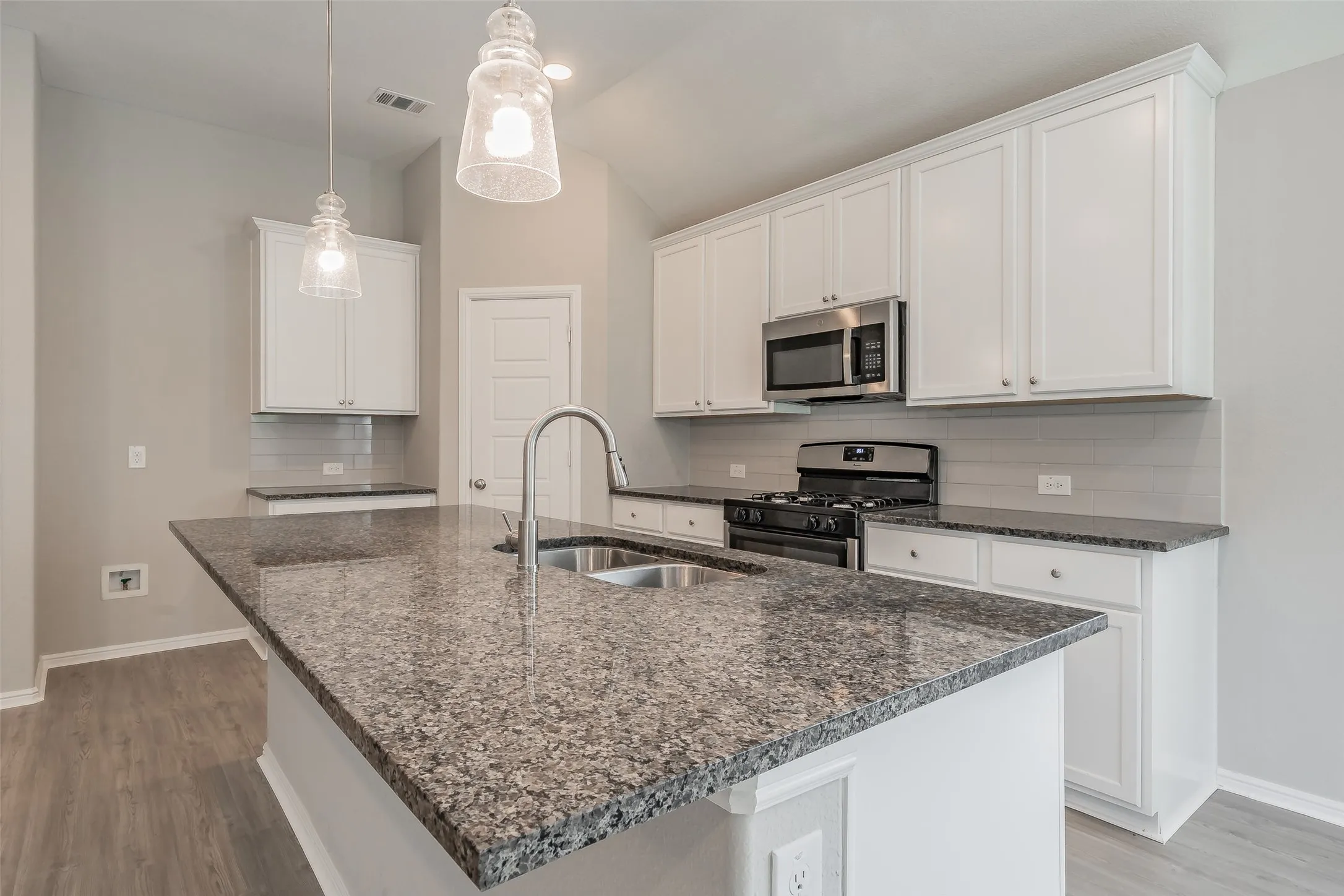 Single Family Residence For Sale in Johnson County , 1207 Putnam Street, Mansfield, Texas 76063, 4 Bedroom, 3 Bathroom, 2 Garage spaces, 2,180 Sqft, built in 2022, mls#21331513, Real Estate Agent in Mansfield, Homes For Sale in Johnson county, Homes For Sale in Mansfield, Realtor in Mansfield Texas, Real Estate Brokerage Independent Realty Texas, Luminita Cordes Realtor