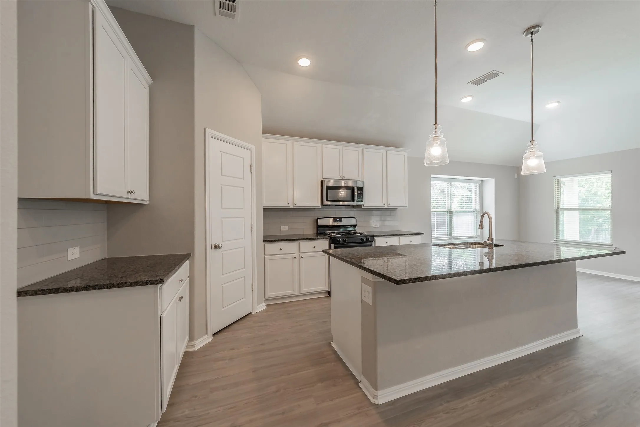 Single Family Residence For Sale in Johnson County , 1207 Putnam Street, Mansfield, Texas 76063, 4 Bedroom, 3 Bathroom, 2 Garage spaces, 2,180 Sqft, built in 2022, mls#21331513, Real Estate Agent in Mansfield, Homes For Sale in Johnson county, Homes For Sale in Mansfield, Realtor in Mansfield Texas, Real Estate Brokerage Independent Realty Texas, Luminita Cordes Realtor