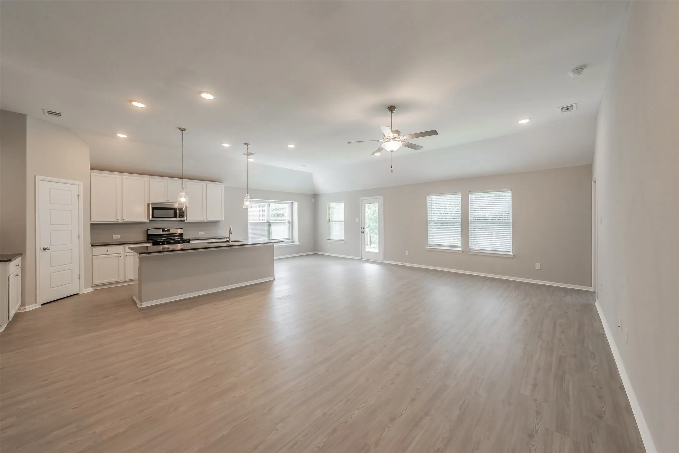 Single Family Residence For Sale in Johnson County , 1207 Putnam Street, Mansfield, Texas 76063, 4 Bedroom, 3 Bathroom, 2 Garage spaces, 2,180 Sqft, built in 2022, mls#21331513, Real Estate Agent in Mansfield, Homes For Sale in Johnson county, Homes For Sale in Mansfield, Realtor in Mansfield Texas, Real Estate Brokerage Independent Realty Texas, Luminita Cordes Realtor