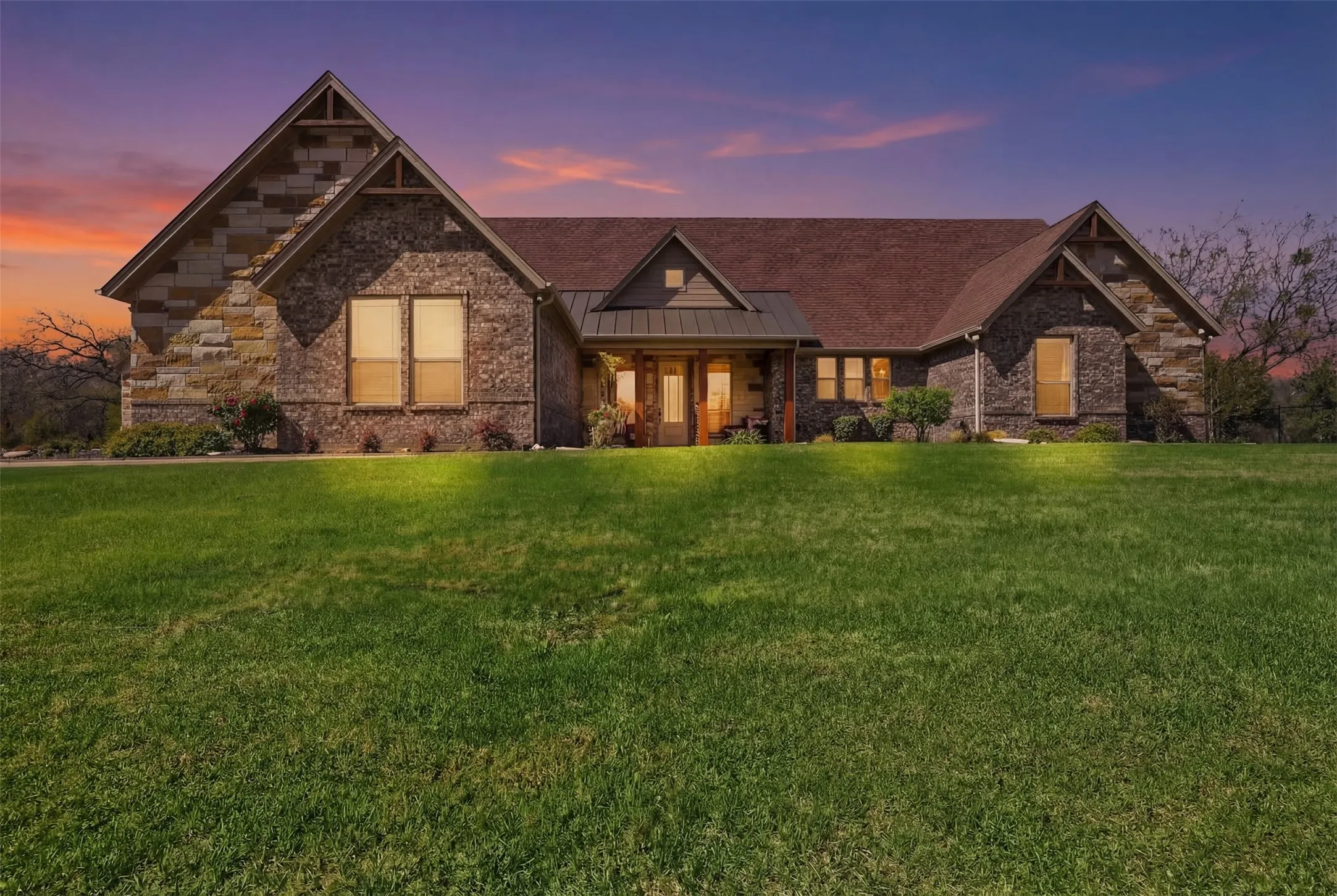 Single Family Residence For Sale in Hood County , 3832 Legend Trail, Granbury, Texas 76049, 4 Bedroom, 3 Bathroom, 3 Garage spaces, 2,855 Sqft, built in 2018, mls#21326160, Real Estate Agent in Granbury, Homes For Sale in Hood county, Homes For Sale in Granbury, Realtor in Granbury Texas, Real Estate Brokerage Independent Realty Texas, Luminita Cordes Realtor