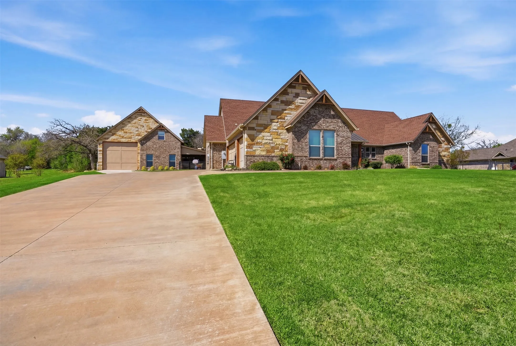 Single Family Residence For Sale in Hood County , 3832 Legend Trail, Granbury, Texas 76049, 4 Bedroom, 3 Bathroom, 3 Garage spaces, 2,855 Sqft, built in 2018, mls#21326160, Real Estate Agent in Granbury, Homes For Sale in Hood county, Homes For Sale in Granbury, Realtor in Granbury Texas, Real Estate Brokerage Independent Realty Texas, Luminita Cordes Realtor
