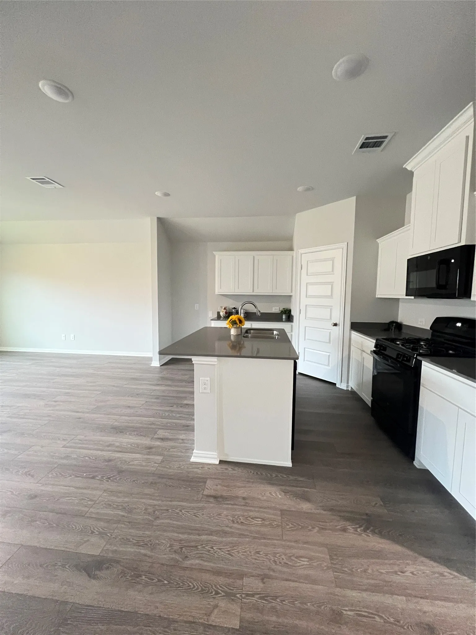Single Family Residence For Rent in Grayson County , 553 Meadow Run Drive, Van Alstyne, Texas 75495, 4 Bedroom, 2 Bathroom, 2 Garage spaces, 1,798 Sqft, built in 2023, mls#21332861, Real Estate Agent in Van Alstyne, Homes For Rent in Grayson county, Homes For Rent in Van Alstyne, Realtor in Van Alstyne Texas, Real Estate Brokerage Independent Realty Texas, Luminita Cordes Realtor