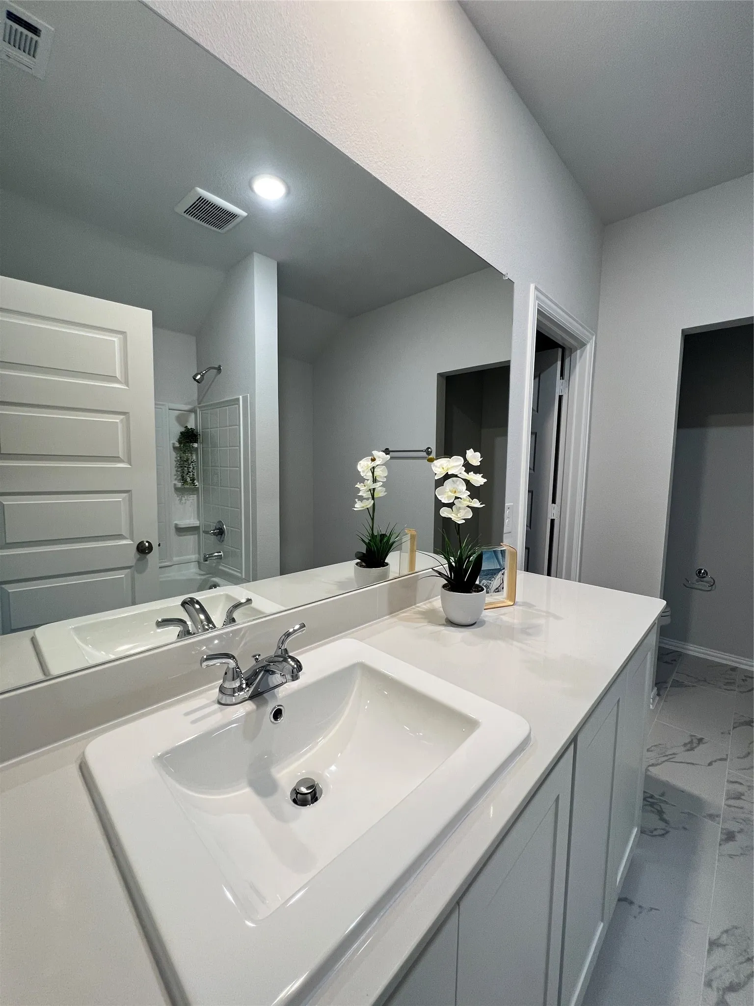 Single Family Residence For Rent in Grayson County , 553 Meadow Run Drive, Van Alstyne, Texas 75495, 4 Bedroom, 2 Bathroom, 2 Garage spaces, 1,798 Sqft, built in 2023, mls#21332861, Real Estate Agent in Van Alstyne, Homes For Rent in Grayson county, Homes For Rent in Van Alstyne, Realtor in Van Alstyne Texas, Real Estate Brokerage Independent Realty Texas, Luminita Cordes Realtor