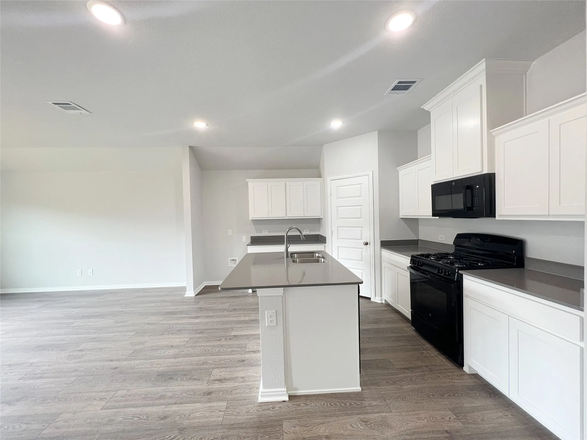 Single Family Residence For Rent in Grayson County , 553 Meadow Run Drive, Van Alstyne, Texas 75495, 4 Bedroom, 2 Bathroom, 2 Garage spaces, 1,798 Sqft, built in 2023, mls#21332861, Real Estate Agent in Van Alstyne, Homes For Rent in Grayson county, Homes For Rent in Van Alstyne, Realtor in Van Alstyne Texas, Real Estate Brokerage Independent Realty Texas, Luminita Cordes Realtor