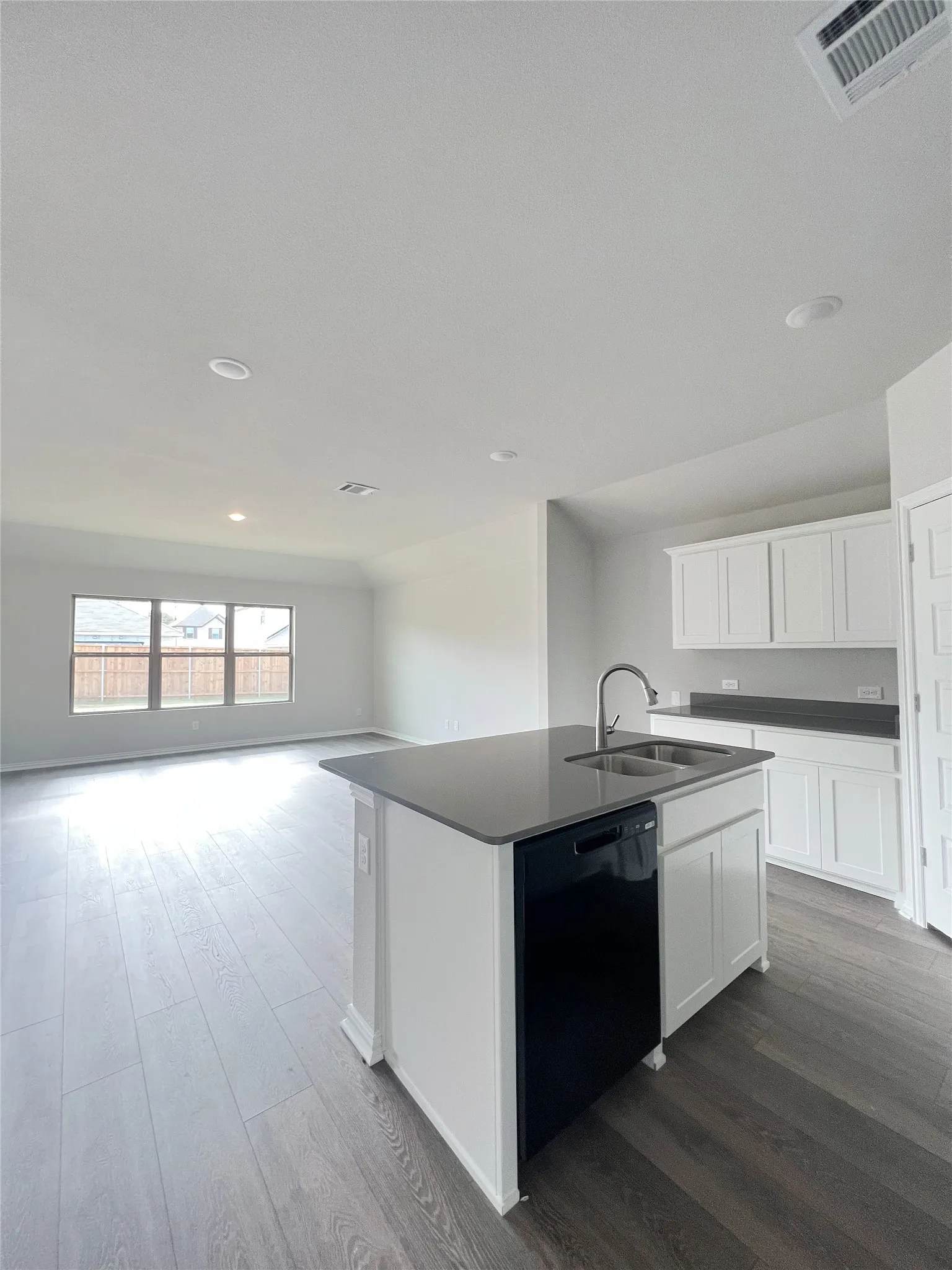 Single Family Residence For Rent in Grayson County , 553 Meadow Run Drive, Van Alstyne, Texas 75495, 4 Bedroom, 2 Bathroom, 2 Garage spaces, 1,798 Sqft, built in 2023, mls#21332861, Real Estate Agent in Van Alstyne, Homes For Rent in Grayson county, Homes For Rent in Van Alstyne, Realtor in Van Alstyne Texas, Real Estate Brokerage Independent Realty Texas, Luminita Cordes Realtor