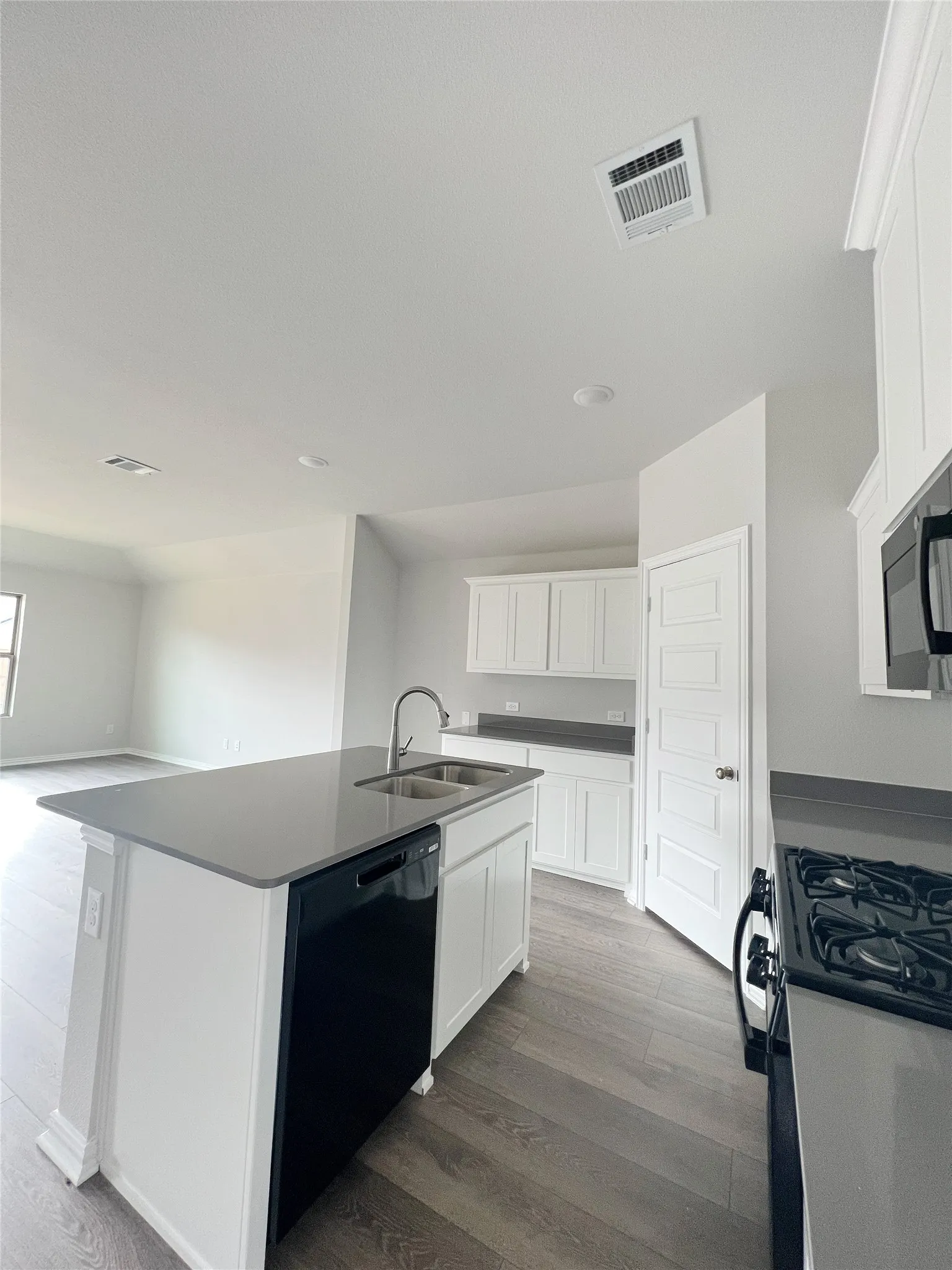 Single Family Residence For Rent in Grayson County , 553 Meadow Run Drive, Van Alstyne, Texas 75495, 4 Bedroom, 2 Bathroom, 2 Garage spaces, 1,798 Sqft, built in 2023, mls#21332861, Real Estate Agent in Van Alstyne, Homes For Rent in Grayson county, Homes For Rent in Van Alstyne, Realtor in Van Alstyne Texas, Real Estate Brokerage Independent Realty Texas, Luminita Cordes Realtor