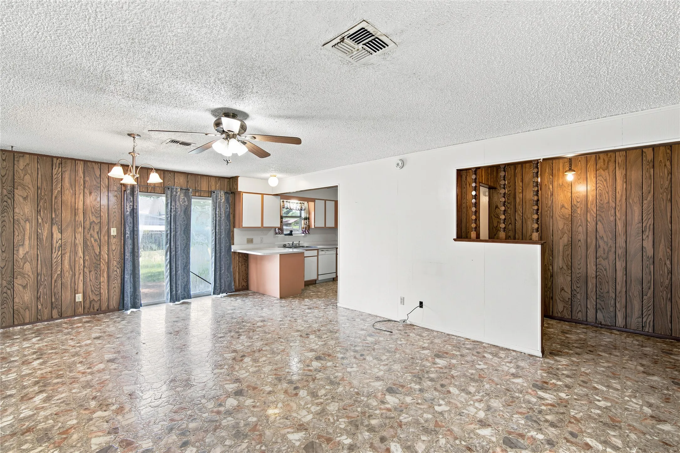 Single Family Residence For Sale in Hill County , 504 E Roosevelt Avenue, Whitney, Texas 76692, 3 Bedroom, 2 Bathroom, Garage spaces, 1,816 Sqft, built in 1975, mls#21316986, Real Estate Agent in Whitney, Homes For Sale in Hill county, Homes For Sale in Whitney, Realtor in Whitney Texas, Real Estate Brokerage Independent Realty Texas, Luminita Cordes Realtor