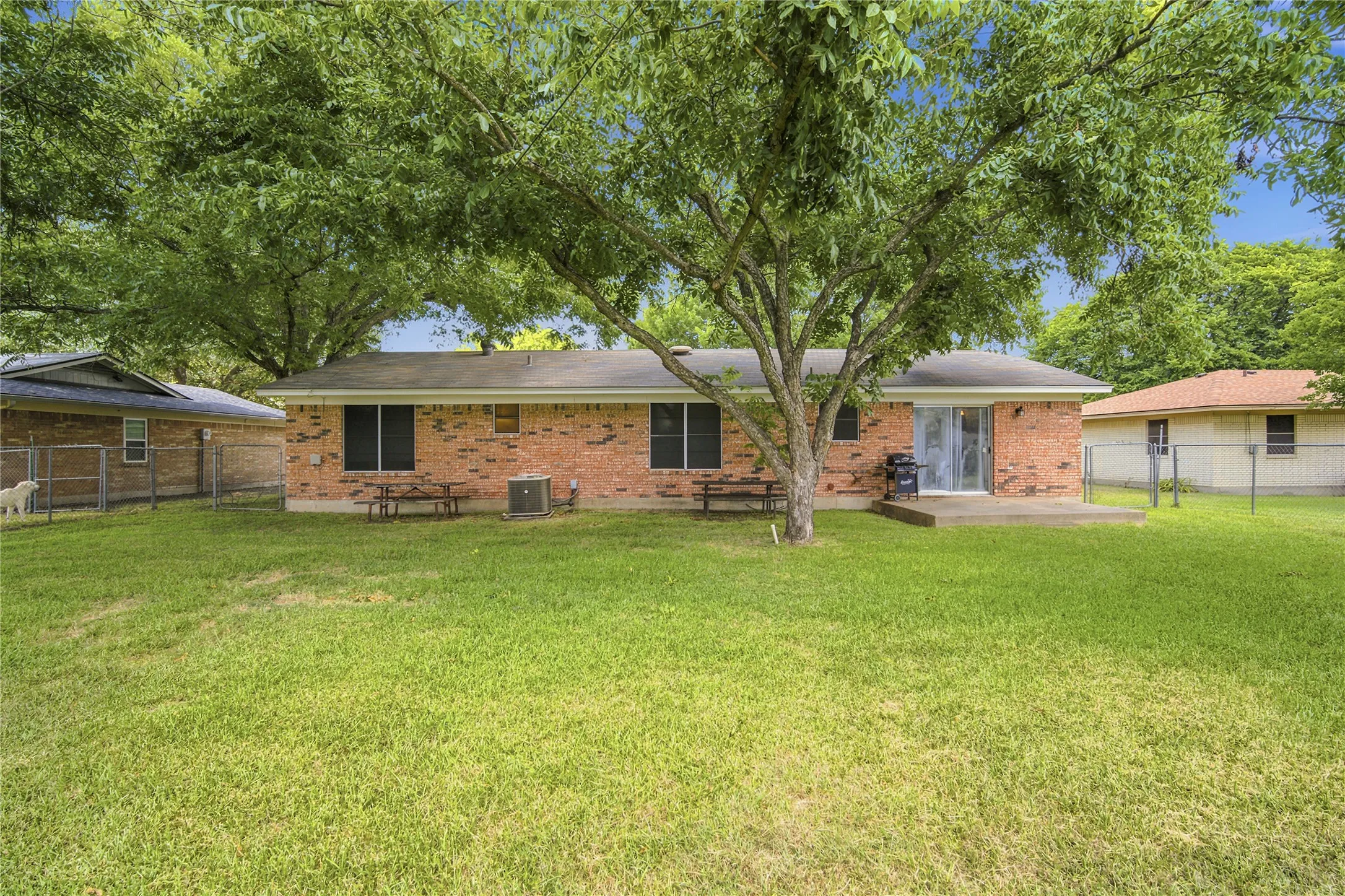 Single Family Residence For Sale in Hill County , 504 E Roosevelt Avenue, Whitney, Texas 76692, 3 Bedroom, 2 Bathroom, Garage spaces, 1,816 Sqft, built in 1975, mls#21316986, Real Estate Agent in Whitney, Homes For Sale in Hill county, Homes For Sale in Whitney, Realtor in Whitney Texas, Real Estate Brokerage Independent Realty Texas, Luminita Cordes Realtor