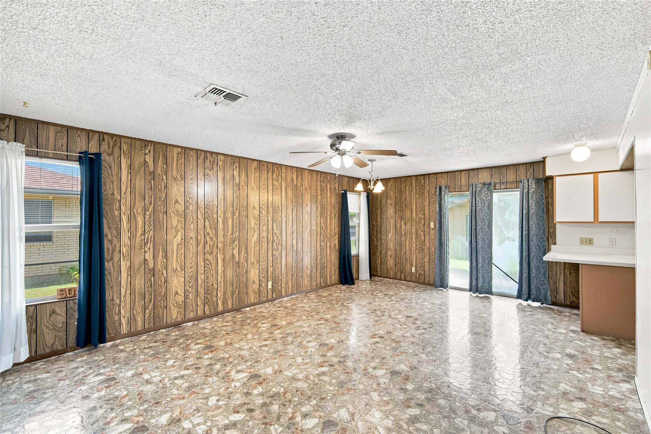 Single Family Residence For Sale in Hill County , 504 E Roosevelt Avenue, Whitney, Texas 76692, 3 Bedroom, 2 Bathroom, Garage spaces, 1,816 Sqft, built in 1975, mls#21316986, Real Estate Agent in Whitney, Homes For Sale in Hill county, Homes For Sale in Whitney, Realtor in Whitney Texas, Real Estate Brokerage Independent Realty Texas, Luminita Cordes Realtor