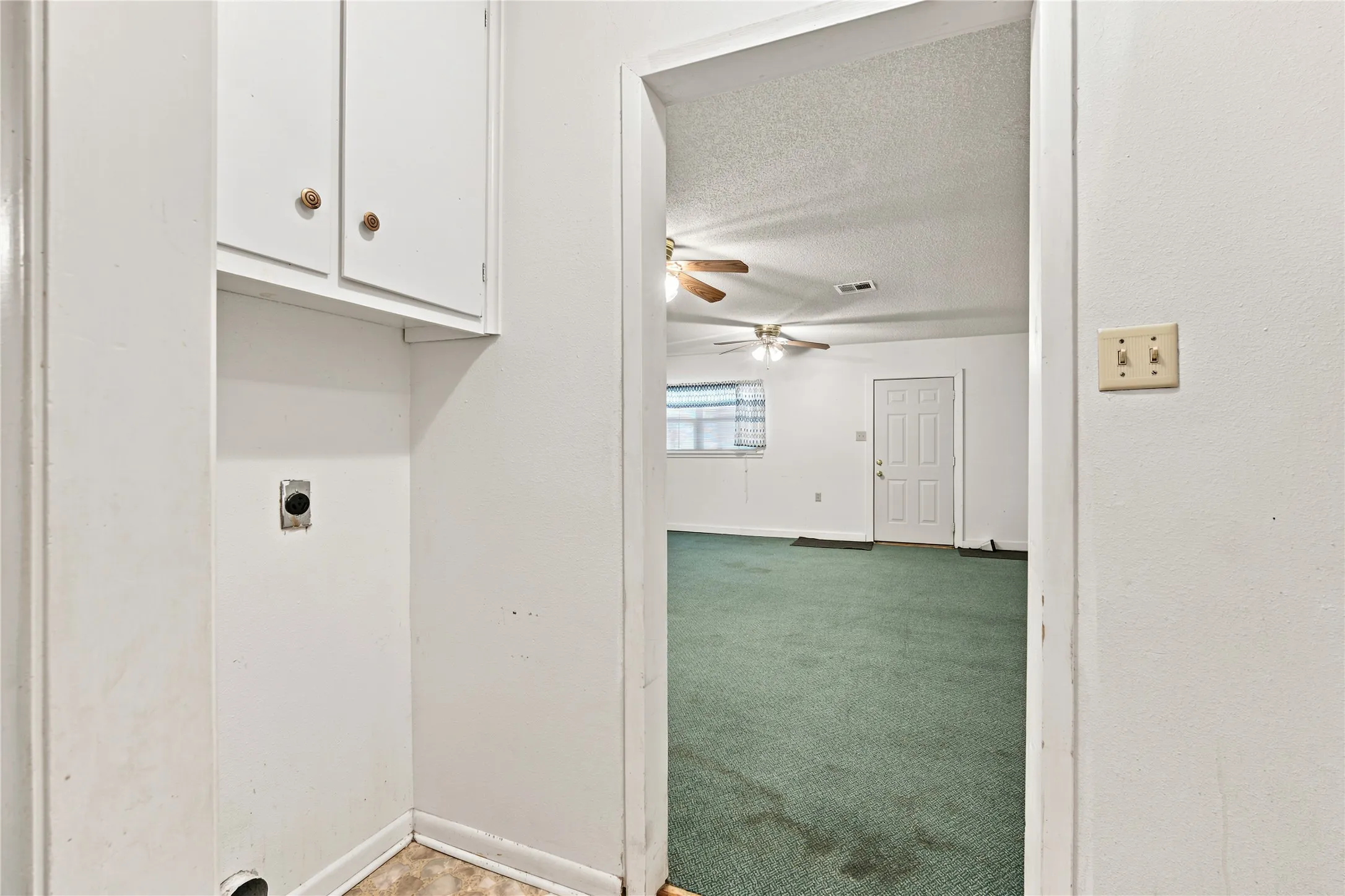 Single Family Residence For Sale in Hill County , 504 E Roosevelt Avenue, Whitney, Texas 76692, 3 Bedroom, 2 Bathroom, Garage spaces, 1,816 Sqft, built in 1975, mls#21316986, Real Estate Agent in Whitney, Homes For Sale in Hill county, Homes For Sale in Whitney, Realtor in Whitney Texas, Real Estate Brokerage Independent Realty Texas, Luminita Cordes Realtor