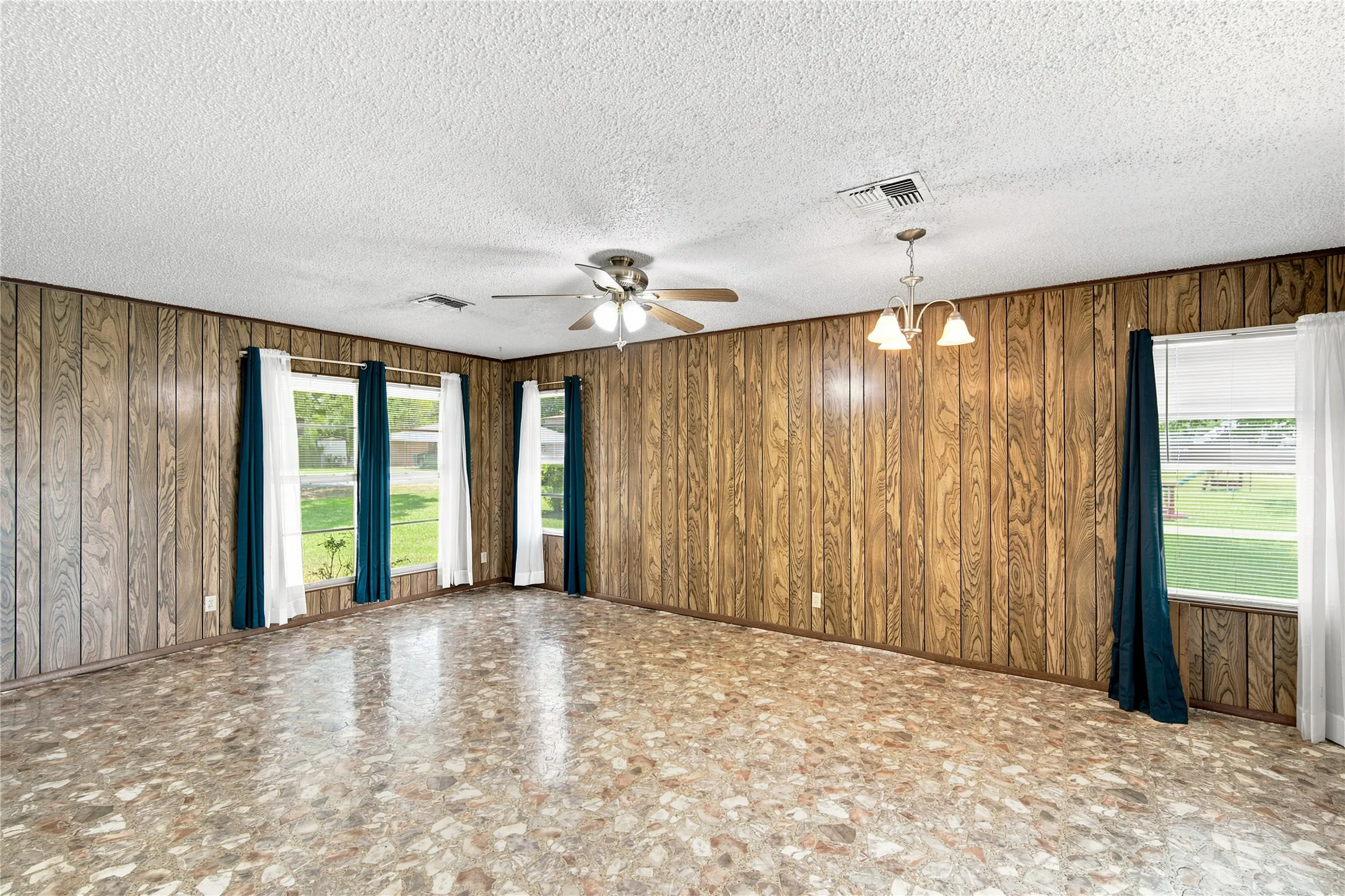 Single Family Residence For Sale in Hill County , 504 E Roosevelt Avenue, Whitney, Texas 76692, 3 Bedroom, 2 Bathroom, Garage spaces, 1,816 Sqft, built in 1975, mls#21316986, Real Estate Agent in Whitney, Homes For Sale in Hill county, Homes For Sale in Whitney, Realtor in Whitney Texas, Real Estate Brokerage Independent Realty Texas, Luminita Cordes Realtor