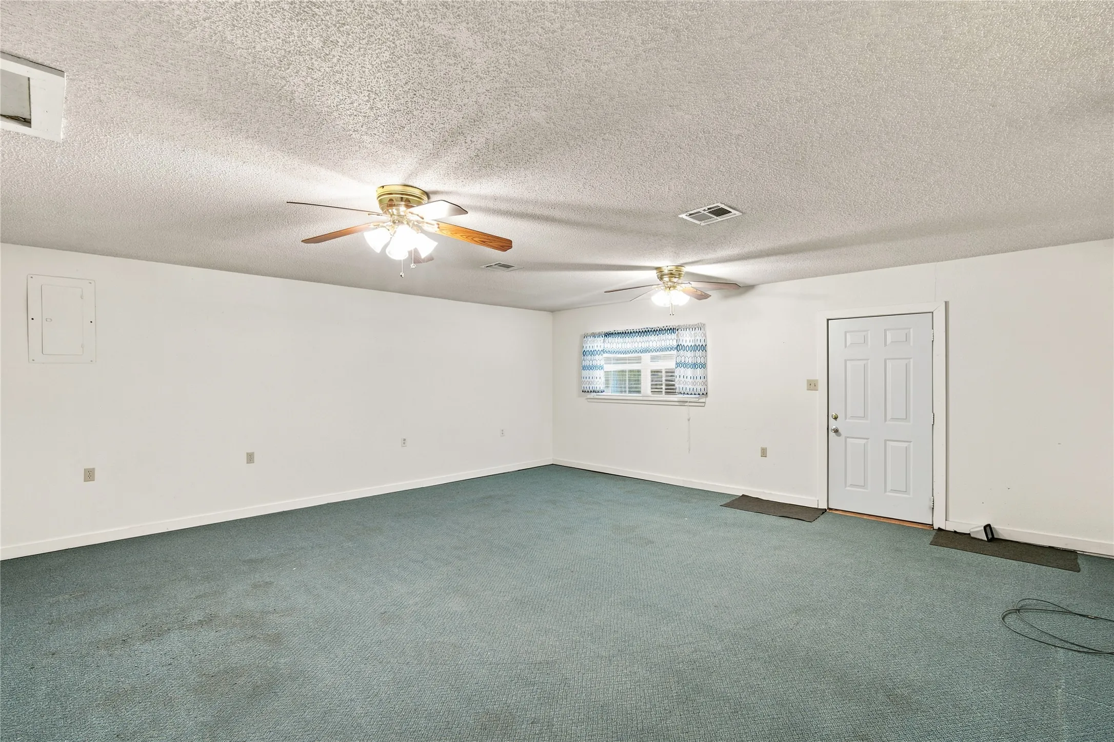 Single Family Residence For Sale in Hill County , 504 E Roosevelt Avenue, Whitney, Texas 76692, 3 Bedroom, 2 Bathroom, Garage spaces, 1,816 Sqft, built in 1975, mls#21316986, Real Estate Agent in Whitney, Homes For Sale in Hill county, Homes For Sale in Whitney, Realtor in Whitney Texas, Real Estate Brokerage Independent Realty Texas, Luminita Cordes Realtor