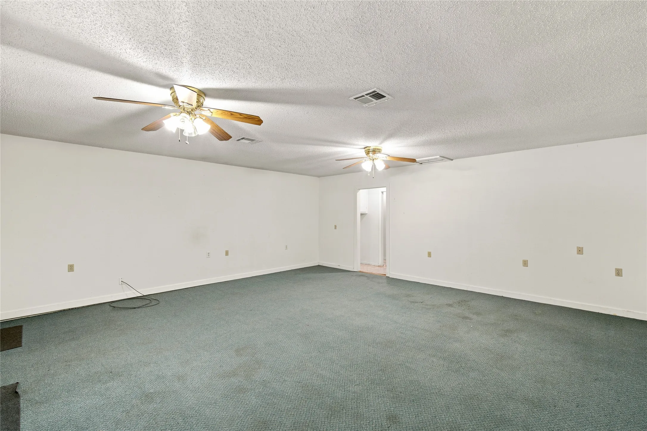 Single Family Residence For Sale in Hill County , 504 E Roosevelt Avenue, Whitney, Texas 76692, 3 Bedroom, 2 Bathroom, Garage spaces, 1,816 Sqft, built in 1975, mls#21316986, Real Estate Agent in Whitney, Homes For Sale in Hill county, Homes For Sale in Whitney, Realtor in Whitney Texas, Real Estate Brokerage Independent Realty Texas, Luminita Cordes Realtor