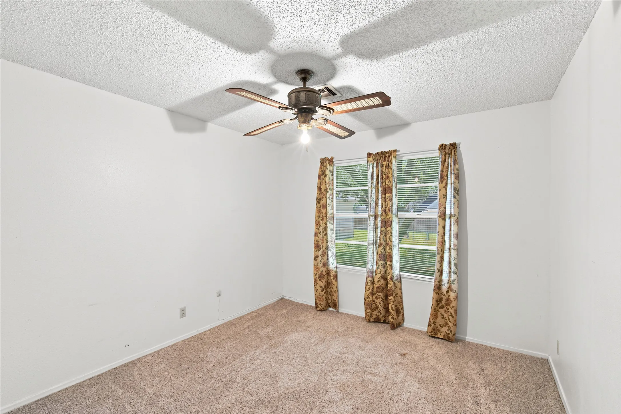 Single Family Residence For Sale in Hill County , 504 E Roosevelt Avenue, Whitney, Texas 76692, 3 Bedroom, 2 Bathroom, Garage spaces, 1,816 Sqft, built in 1975, mls#21316986, Real Estate Agent in Whitney, Homes For Sale in Hill county, Homes For Sale in Whitney, Realtor in Whitney Texas, Real Estate Brokerage Independent Realty Texas, Luminita Cordes Realtor