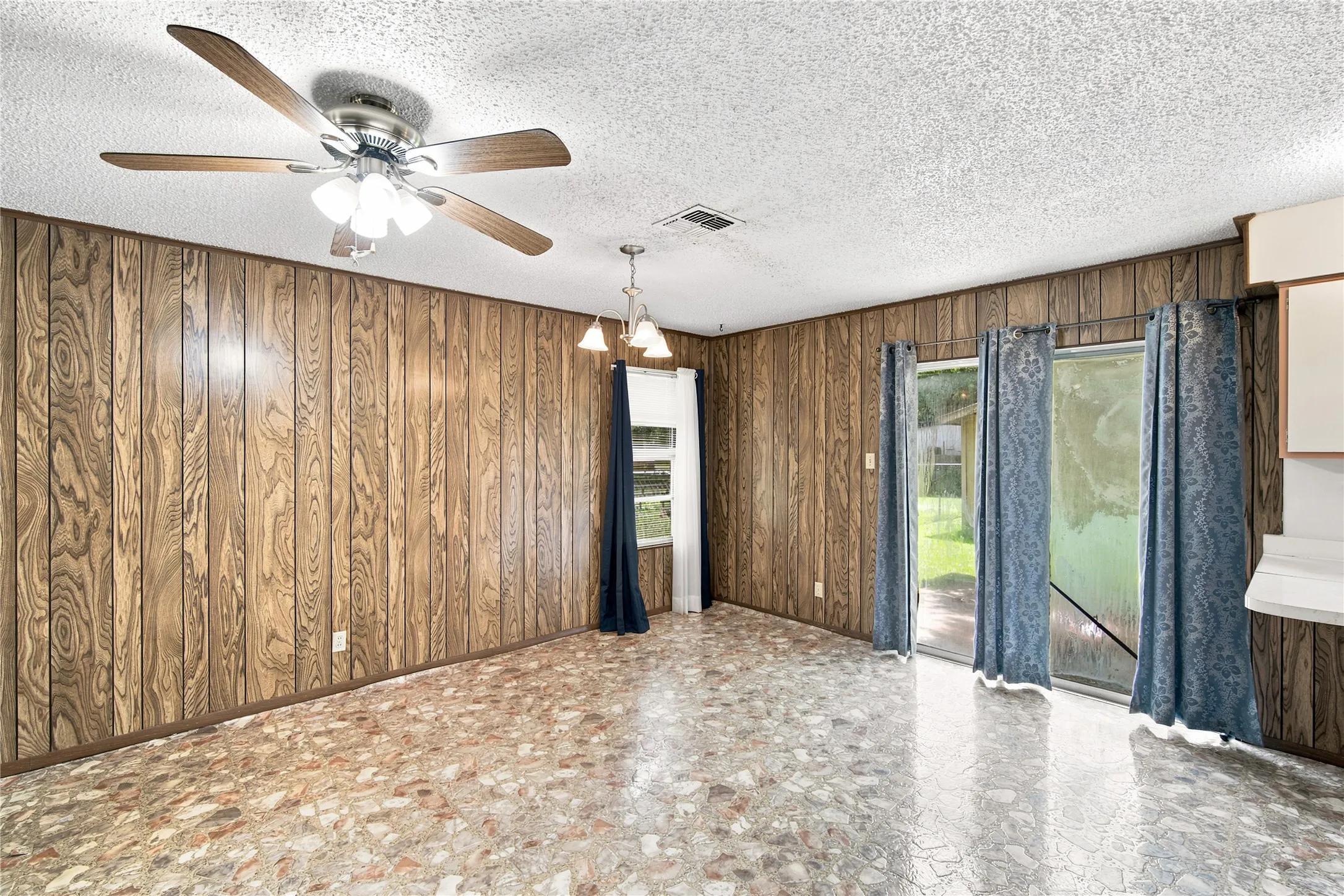 Single Family Residence For Sale in Hill County , 504 E Roosevelt Avenue, Whitney, Texas 76692, 3 Bedroom, 2 Bathroom, Garage spaces, 1,816 Sqft, built in 1975, mls#21316986, Real Estate Agent in Whitney, Homes For Sale in Hill county, Homes For Sale in Whitney, Realtor in Whitney Texas, Real Estate Brokerage Independent Realty Texas, Luminita Cordes Realtor
