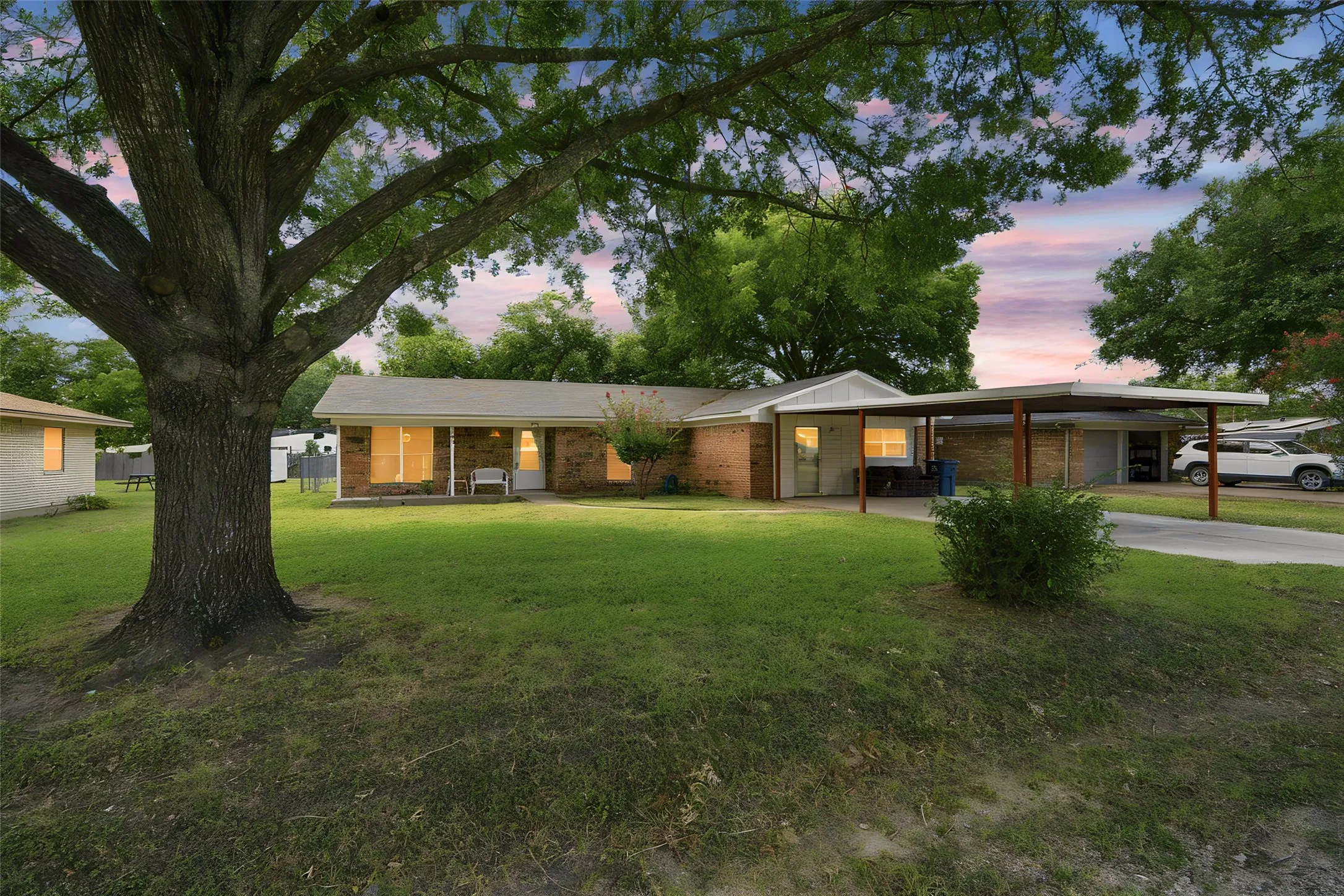 Single Family Residence For Sale in Hill County , 504 E Roosevelt Avenue, Whitney, Texas 76692, 3 Bedroom, 2 Bathroom, Garage spaces, 1,816 Sqft, built in 1975, mls#21316986, Real Estate Agent in Whitney, Homes For Sale in Hill county, Homes For Sale in Whitney, Realtor in Whitney Texas, Real Estate Brokerage Independent Realty Texas, Luminita Cordes Realtor