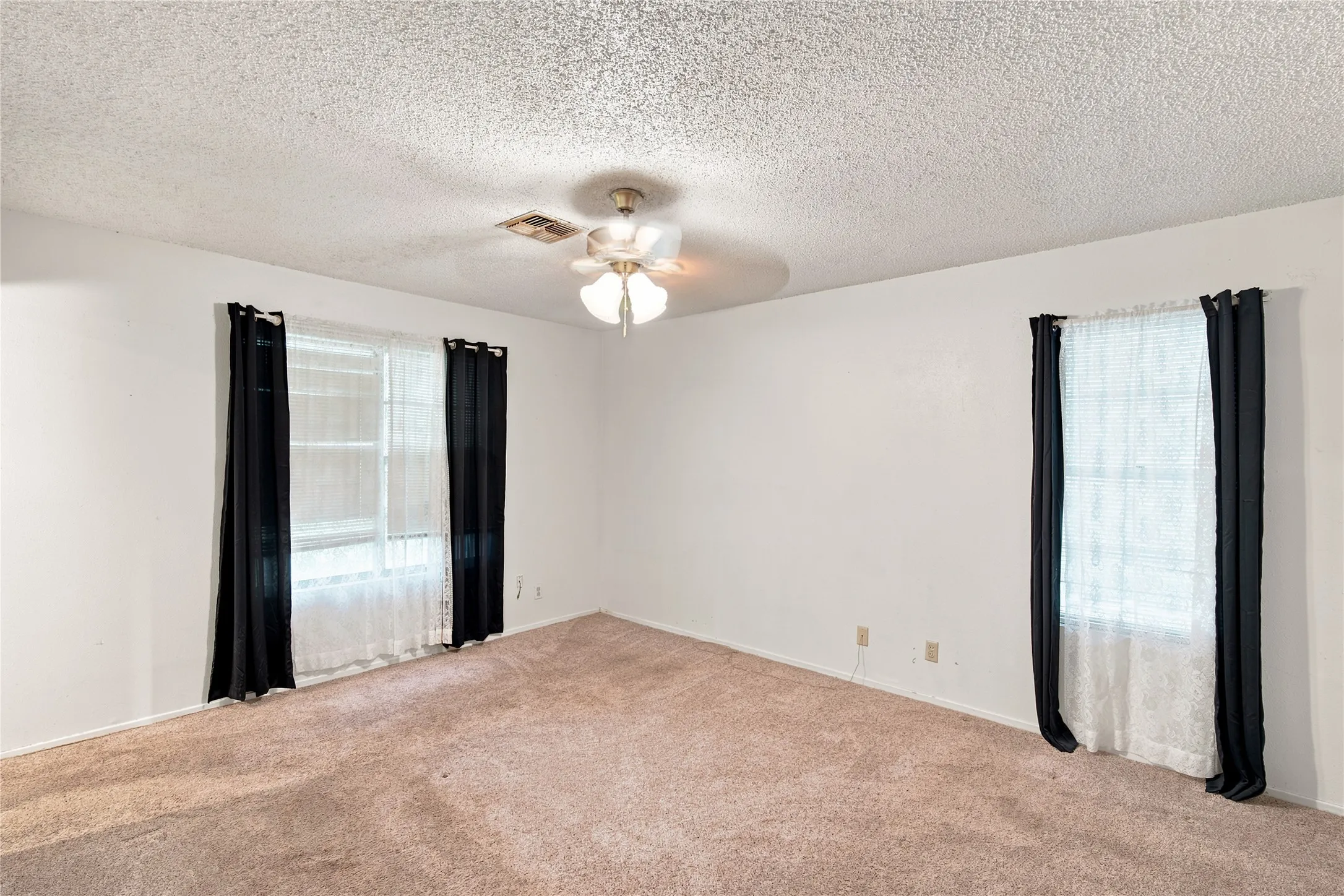 Single Family Residence For Sale in Hill County , 504 E Roosevelt Avenue, Whitney, Texas 76692, 3 Bedroom, 2 Bathroom, Garage spaces, 1,816 Sqft, built in 1975, mls#21316986, Real Estate Agent in Whitney, Homes For Sale in Hill county, Homes For Sale in Whitney, Realtor in Whitney Texas, Real Estate Brokerage Independent Realty Texas, Luminita Cordes Realtor