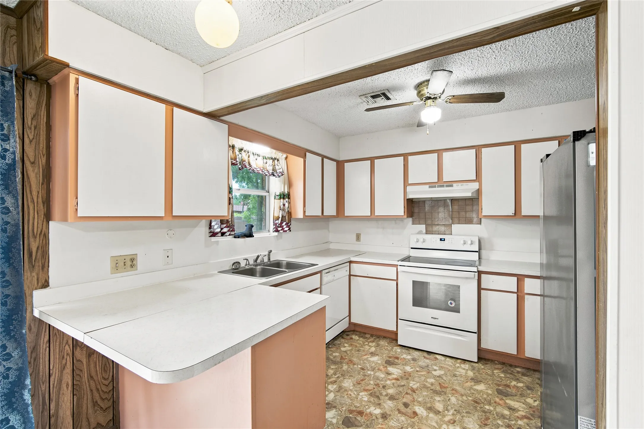 Single Family Residence For Sale in Hill County , 504 E Roosevelt Avenue, Whitney, Texas 76692, 3 Bedroom, 2 Bathroom, Garage spaces, 1,816 Sqft, built in 1975, mls#21316986, Real Estate Agent in Whitney, Homes For Sale in Hill county, Homes For Sale in Whitney, Realtor in Whitney Texas, Real Estate Brokerage Independent Realty Texas, Luminita Cordes Realtor