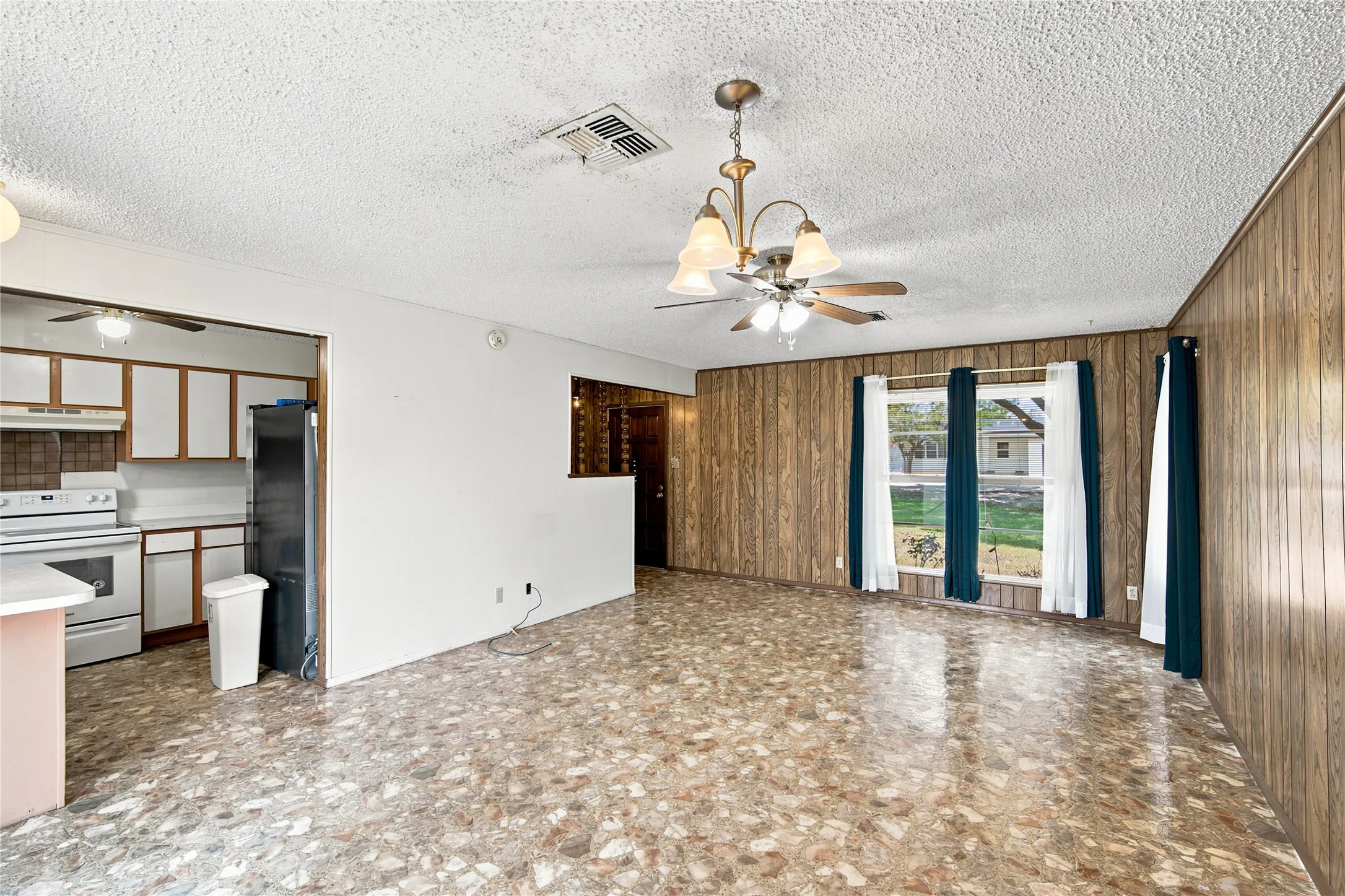 Single Family Residence For Sale in Hill County , 504 E Roosevelt Avenue, Whitney, Texas 76692, 3 Bedroom, 2 Bathroom, Garage spaces, 1,816 Sqft, built in 1975, mls#21316986, Real Estate Agent in Whitney, Homes For Sale in Hill county, Homes For Sale in Whitney, Realtor in Whitney Texas, Real Estate Brokerage Independent Realty Texas, Luminita Cordes Realtor
