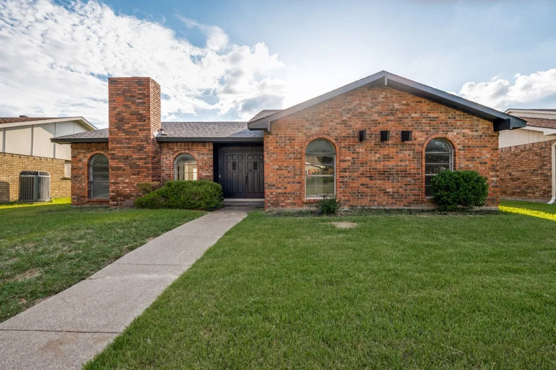 Single Family Residence For Sale in Denton County , 1910 Rambling Ridge Lane, Carrollton, Texas 75007, 3 Bedroom, 2 Bathroom, 2 Garage spaces, 1,853 Sqft, built in 1977, mls#21332020, Real Estate Agent in Carrollton, Homes For Sale in Denton county, Homes For Sale in Carrollton, Realtor in Carrollton Texas, Real Estate Brokerage Independent Realty Texas, Luminita Cordes Realtor