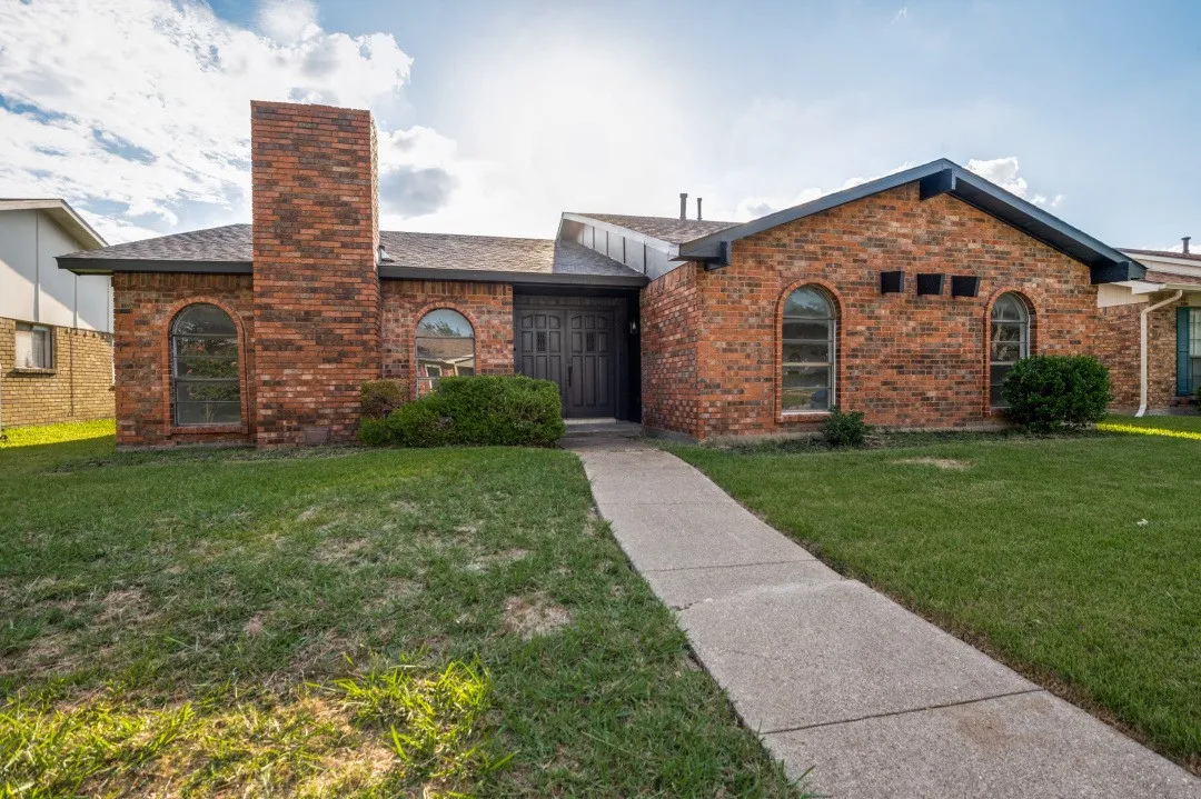 Single Family Residence For Sale in Denton County , 1910 Rambling Ridge Lane, Carrollton, Texas 75007, 3 Bedroom, 2 Bathroom, 2 Garage spaces, 1,853 Sqft, built in 1977, mls#21332020, Real Estate Agent in Carrollton, Homes For Sale in Denton county, Homes For Sale in Carrollton, Realtor in Carrollton Texas, Real Estate Brokerage Independent Realty Texas, Luminita Cordes Realtor