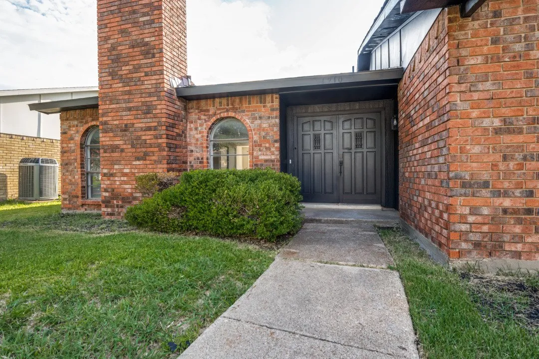 Single Family Residence For Sale in Denton County , 1910 Rambling Ridge Lane, Carrollton, Texas 75007, 3 Bedroom, 2 Bathroom, 2 Garage spaces, 1,853 Sqft, built in 1977, mls#21332020, Real Estate Agent in Carrollton, Homes For Sale in Denton county, Homes For Sale in Carrollton, Realtor in Carrollton Texas, Real Estate Brokerage Independent Realty Texas, Luminita Cordes Realtor