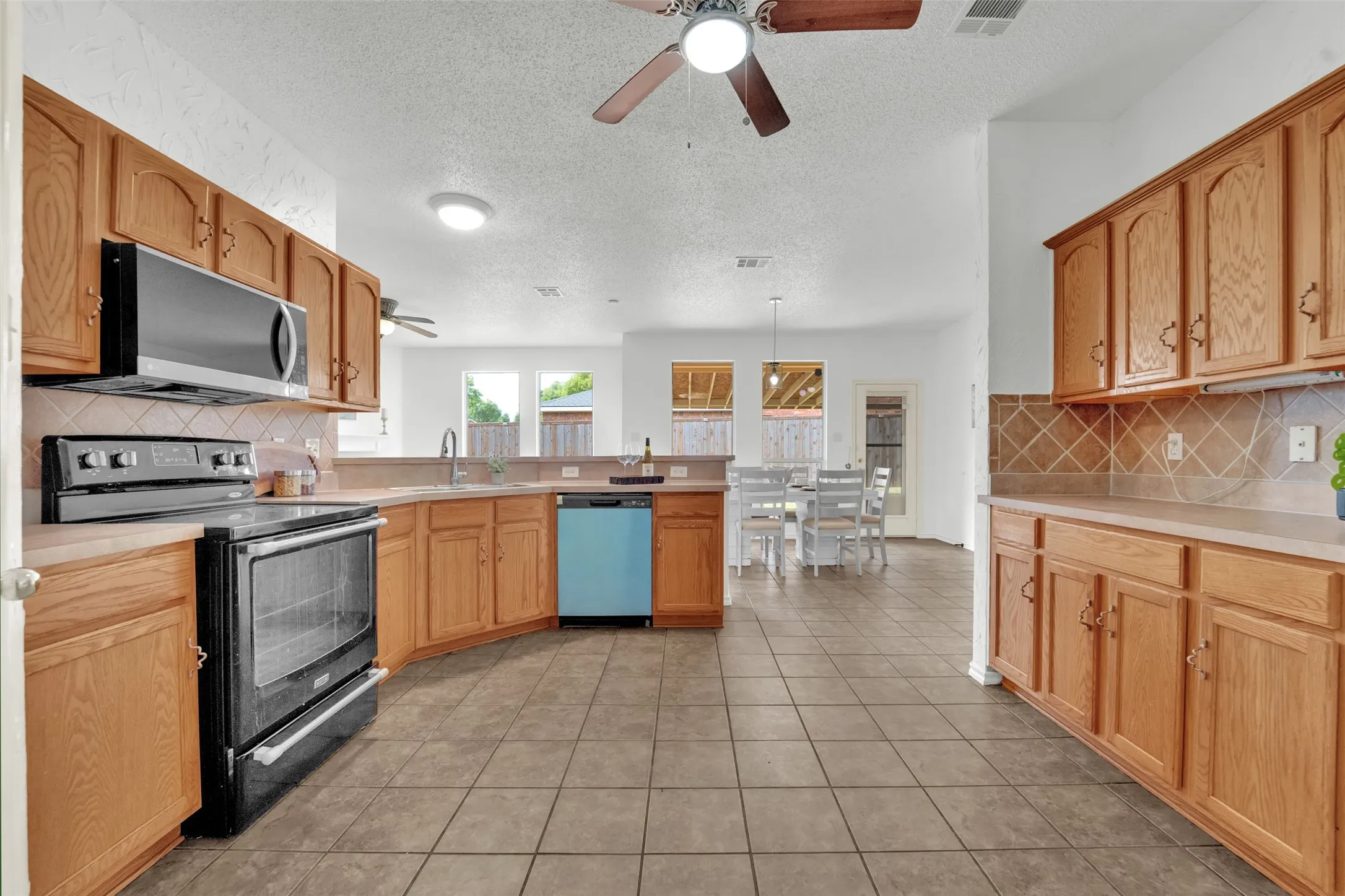 Single Family Residence For Sale in Dallas County , 8210 Sailors Street, Rowlett, Texas 75089, 4 Bedroom, 2 Bathroom, 2 Garage spaces, 2,258 Sqft, built in 2003, mls#21331354, Real Estate Agent in Rowlett, Homes For Sale in Dallas county, Homes For Sale in Rowlett, Realtor in Rowlett Texas, Real Estate Brokerage Independent Realty Texas, Luminita Cordes Realtor