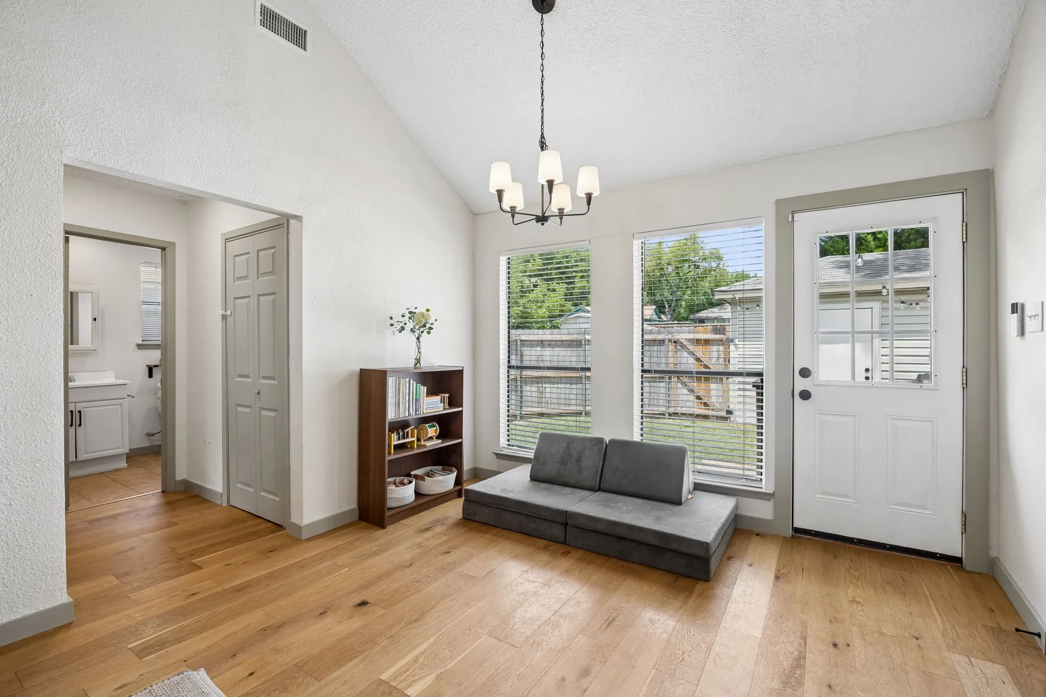 Single Family Residence For Sale in Dallas County , 5631 Victor Street, Dallas, Texas 75214, 2 Bedrooms, 2 Bathrooms, Garage spaces, 1,100 Sqft, built in 1983, Price $434,000, mls#21332749, Real Estate Agent in Dallas, Homes For Sale in Dallas county, Homes For Sale in Dallas, Realtor in Dallas Texas, Real Estate Brokerage Independent Realty Texas, Luminita Cordes Realtor