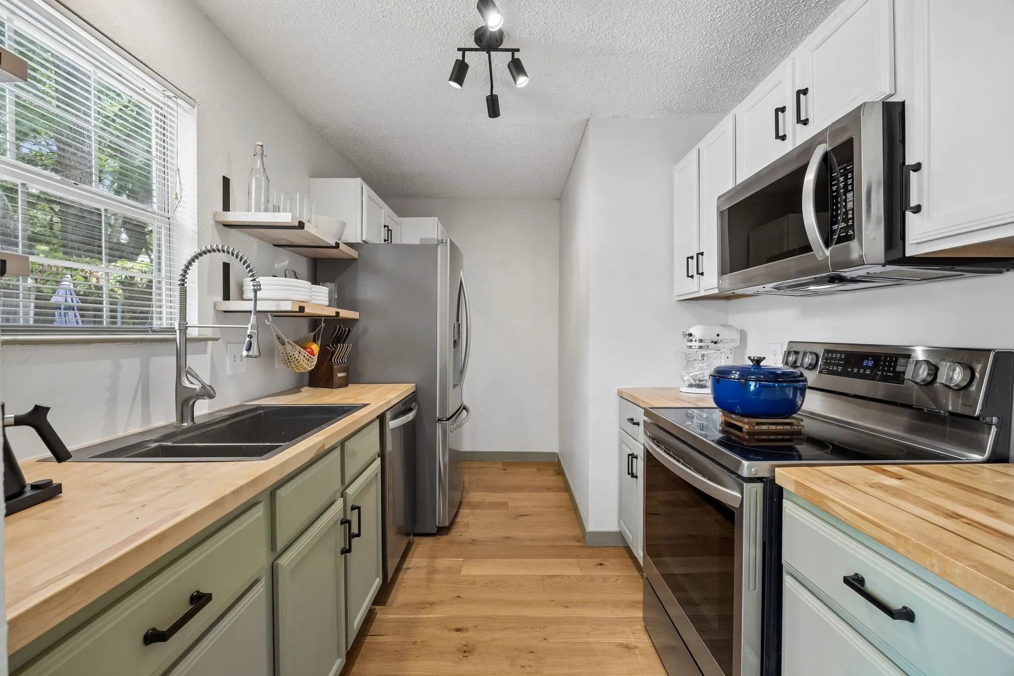 Single Family Residence For Sale in Dallas County , 5631 Victor Street, Dallas, Texas 75214, 2 Bedrooms, 2 Bathrooms, Garage spaces, 1,100 Sqft, built in 1983, Price $434,000, mls#21332749, Real Estate Agent in Dallas, Homes For Sale in Dallas county, Homes For Sale in Dallas, Realtor in Dallas Texas, Real Estate Brokerage Independent Realty Texas, Luminita Cordes Realtor