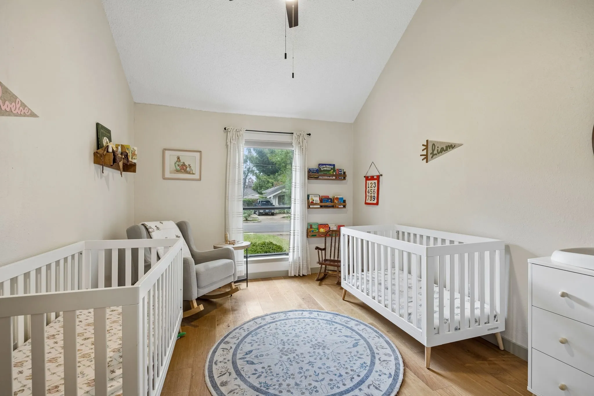 Single Family Residence For Sale in Dallas County , 5631 Victor Street, Dallas, Texas 75214, 2 Bedrooms, 2 Bathrooms, Garage spaces, 1,100 Sqft, built in 1983, Price $434,000, mls#21332749, Real Estate Agent in Dallas, Homes For Sale in Dallas county, Homes For Sale in Dallas, Realtor in Dallas Texas, Real Estate Brokerage Independent Realty Texas, Luminita Cordes Realtor
