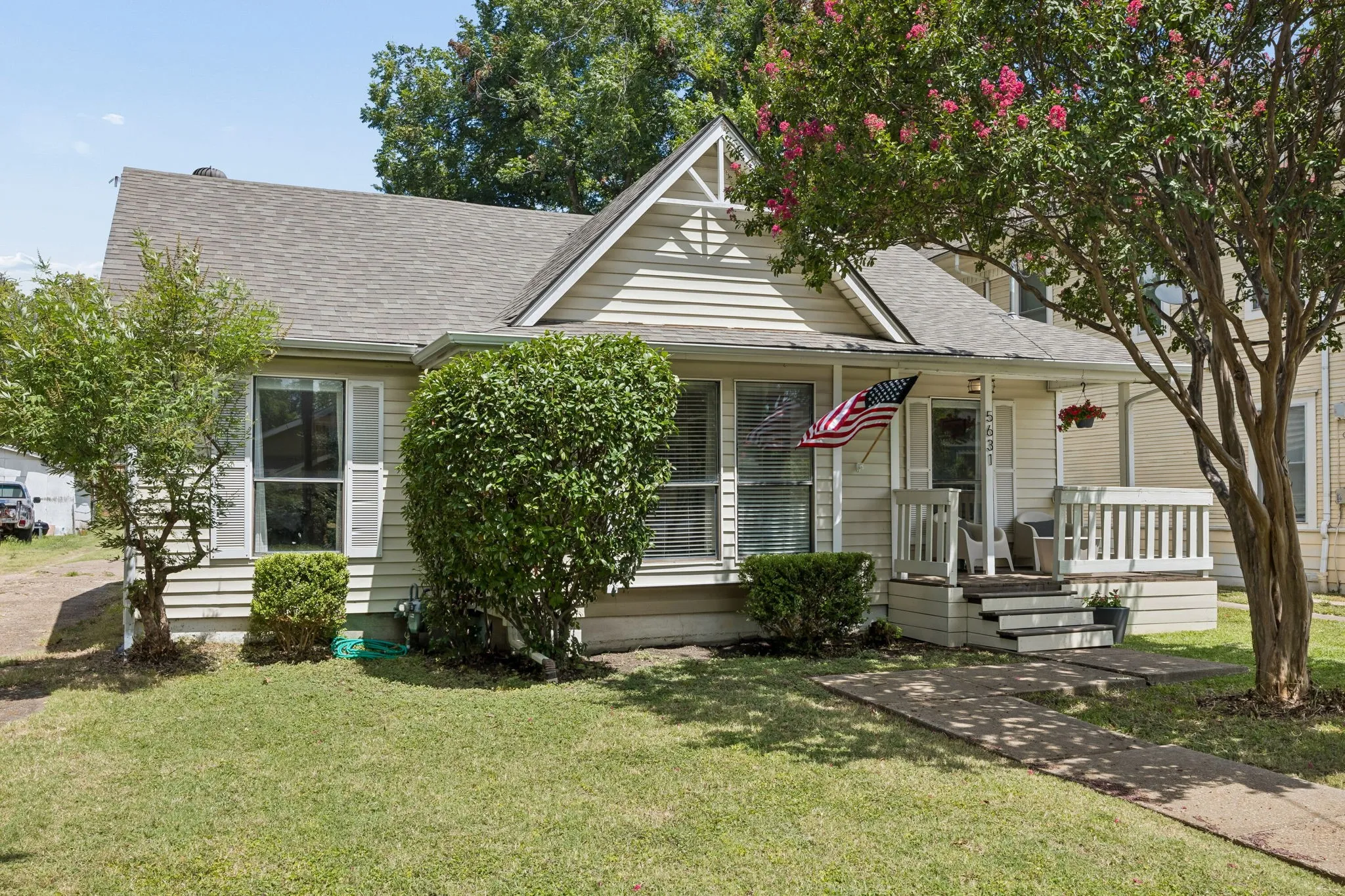 Single Family Residence For Sale in Dallas County , 5631 Victor Street, Dallas, Texas 75214, 2 Bedrooms, 2 Bathrooms, Garage spaces, 1,100 Sqft, built in 1983, Price $434,000, mls#21332749, Real Estate Agent in Dallas, Homes For Sale in Dallas county, Homes For Sale in Dallas, Realtor in Dallas Texas, Real Estate Brokerage Independent Realty Texas, Luminita Cordes Realtor