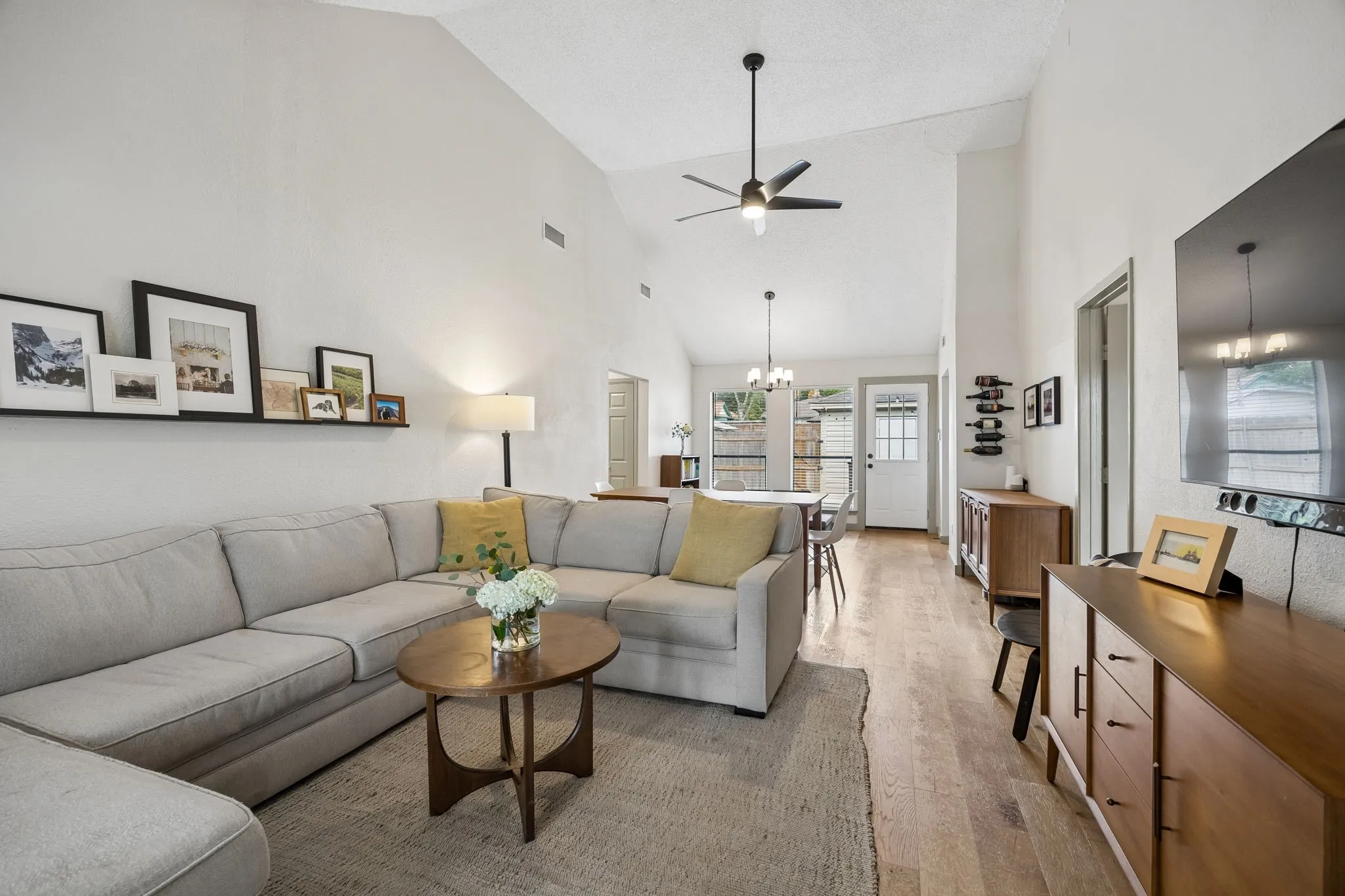 Single Family Residence For Sale in Dallas County , 5631 Victor Street, Dallas, Texas 75214, 2 Bedrooms, 2 Bathrooms, Garage spaces, 1,100 Sqft, built in 1983, Price $434,000, mls#21332749, Real Estate Agent in Dallas, Homes For Sale in Dallas county, Homes For Sale in Dallas, Realtor in Dallas Texas, Real Estate Brokerage Independent Realty Texas, Luminita Cordes Realtor