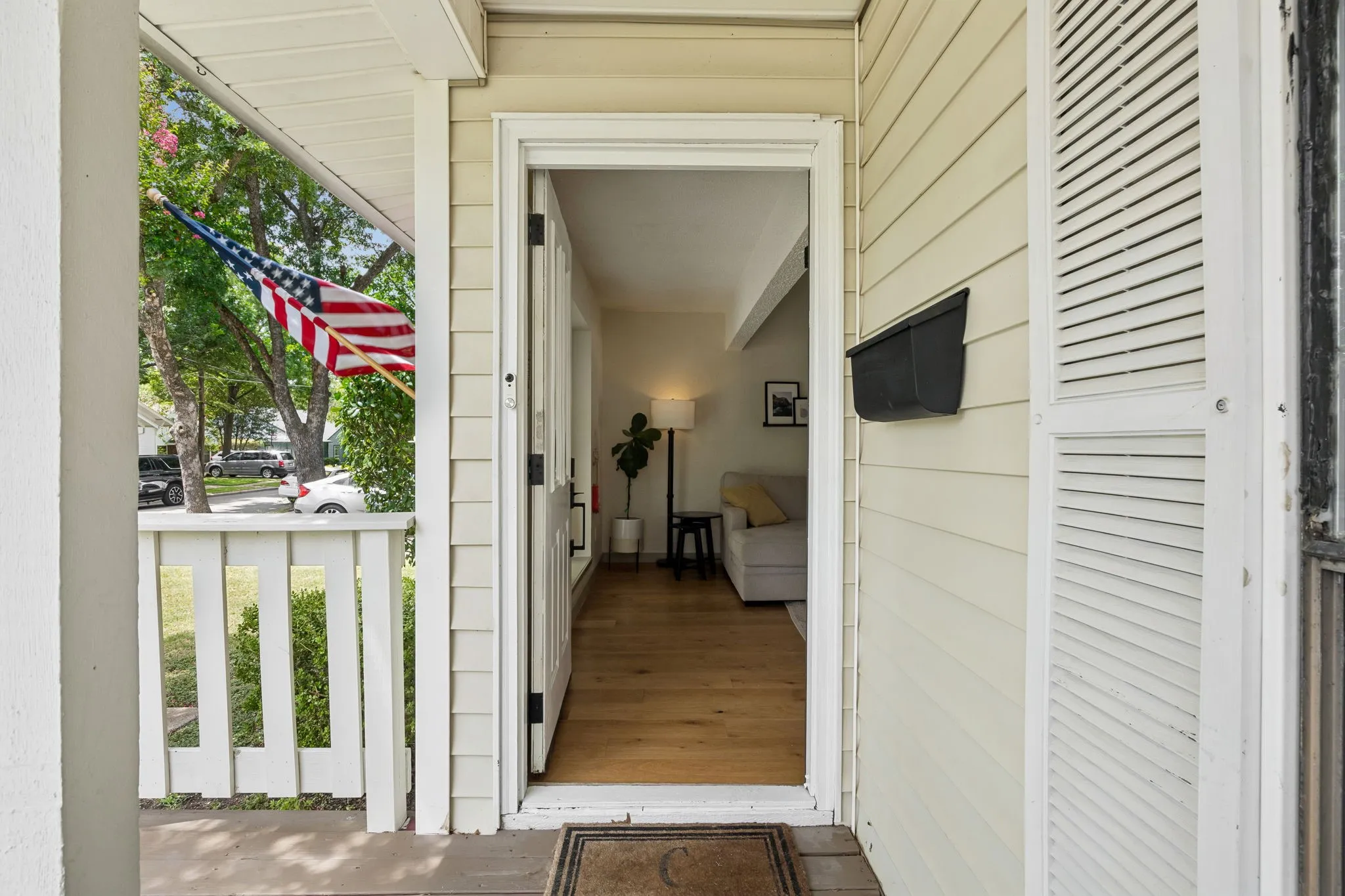 Single Family Residence For Sale in Dallas County , 5631 Victor Street, Dallas, Texas 75214, 2 Bedrooms, 2 Bathrooms, Garage spaces, 1,100 Sqft, built in 1983, Price $434,000, mls#21332749, Real Estate Agent in Dallas, Homes For Sale in Dallas county, Homes For Sale in Dallas, Realtor in Dallas Texas, Real Estate Brokerage Independent Realty Texas, Luminita Cordes Realtor