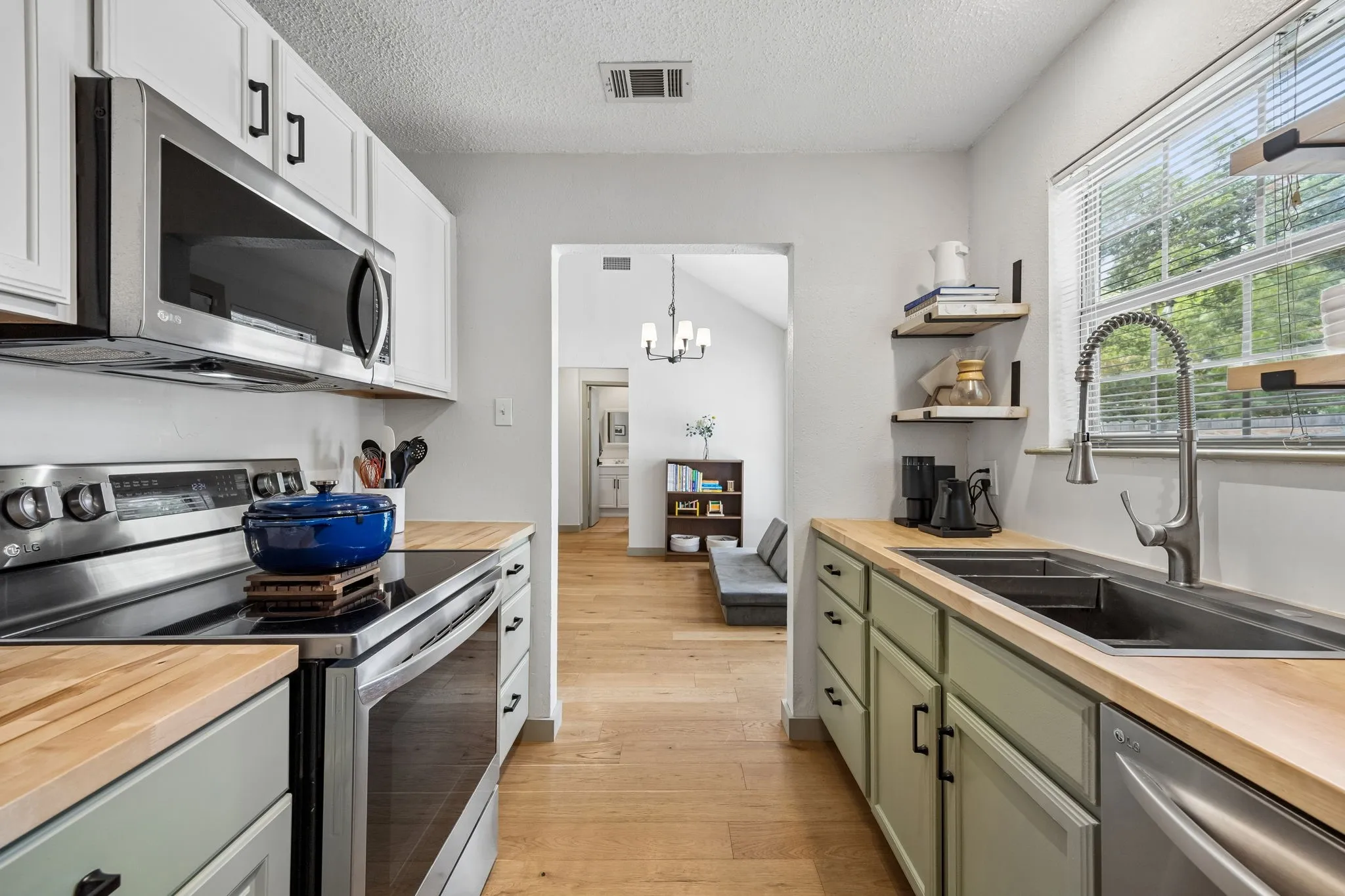 Single Family Residence For Sale in Dallas County , 5631 Victor Street, Dallas, Texas 75214, 2 Bedrooms, 2 Bathrooms, Garage spaces, 1,100 Sqft, built in 1983, Price $434,000, mls#21332749, Real Estate Agent in Dallas, Homes For Sale in Dallas county, Homes For Sale in Dallas, Realtor in Dallas Texas, Real Estate Brokerage Independent Realty Texas, Luminita Cordes Realtor