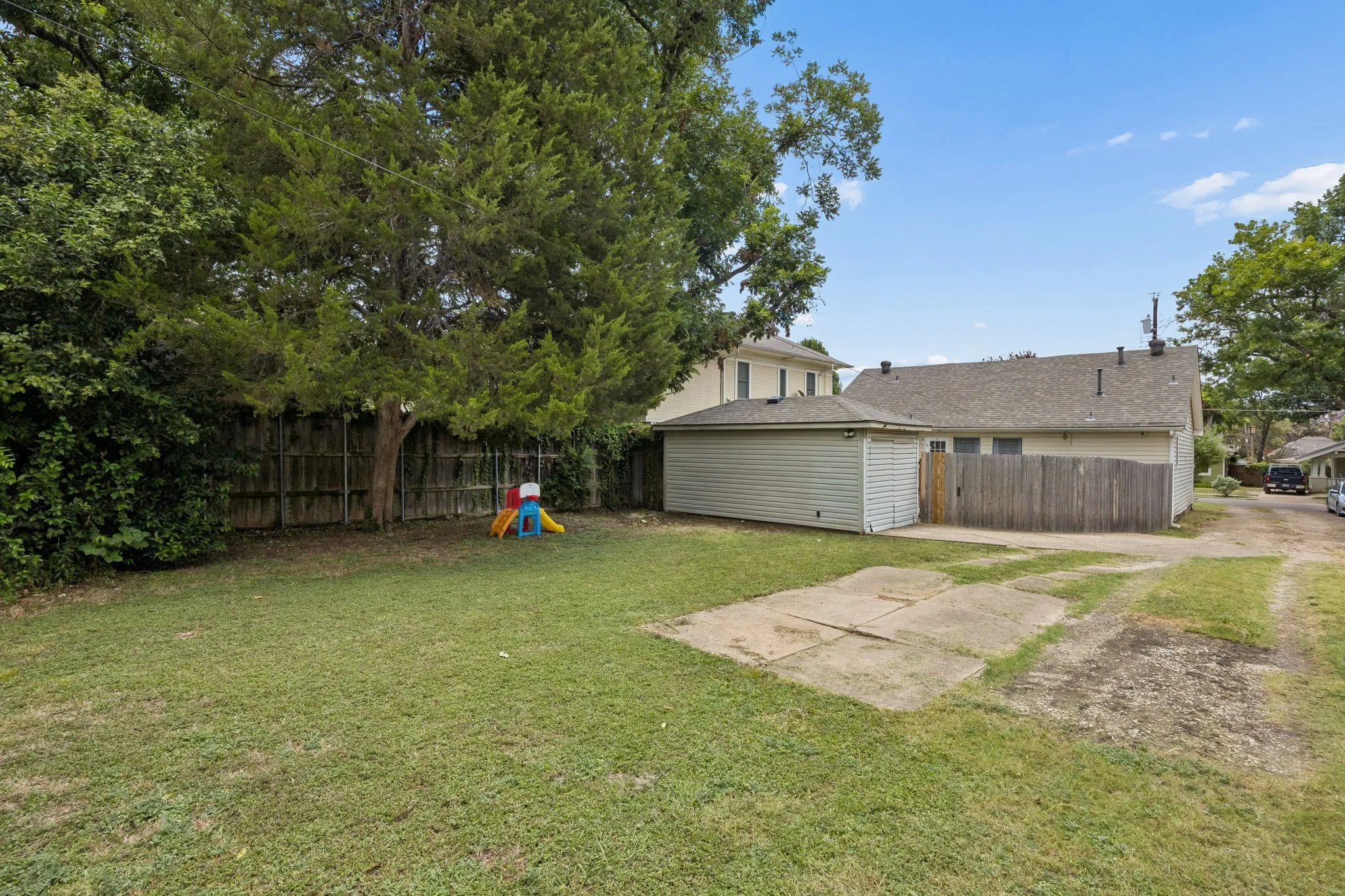 Single Family Residence For Sale in Dallas County , 5631 Victor Street, Dallas, Texas 75214, 2 Bedrooms, 2 Bathrooms, Garage spaces, 1,100 Sqft, built in 1983, Price $434,000, mls#21332749, Real Estate Agent in Dallas, Homes For Sale in Dallas county, Homes For Sale in Dallas, Realtor in Dallas Texas, Real Estate Brokerage Independent Realty Texas, Luminita Cordes Realtor