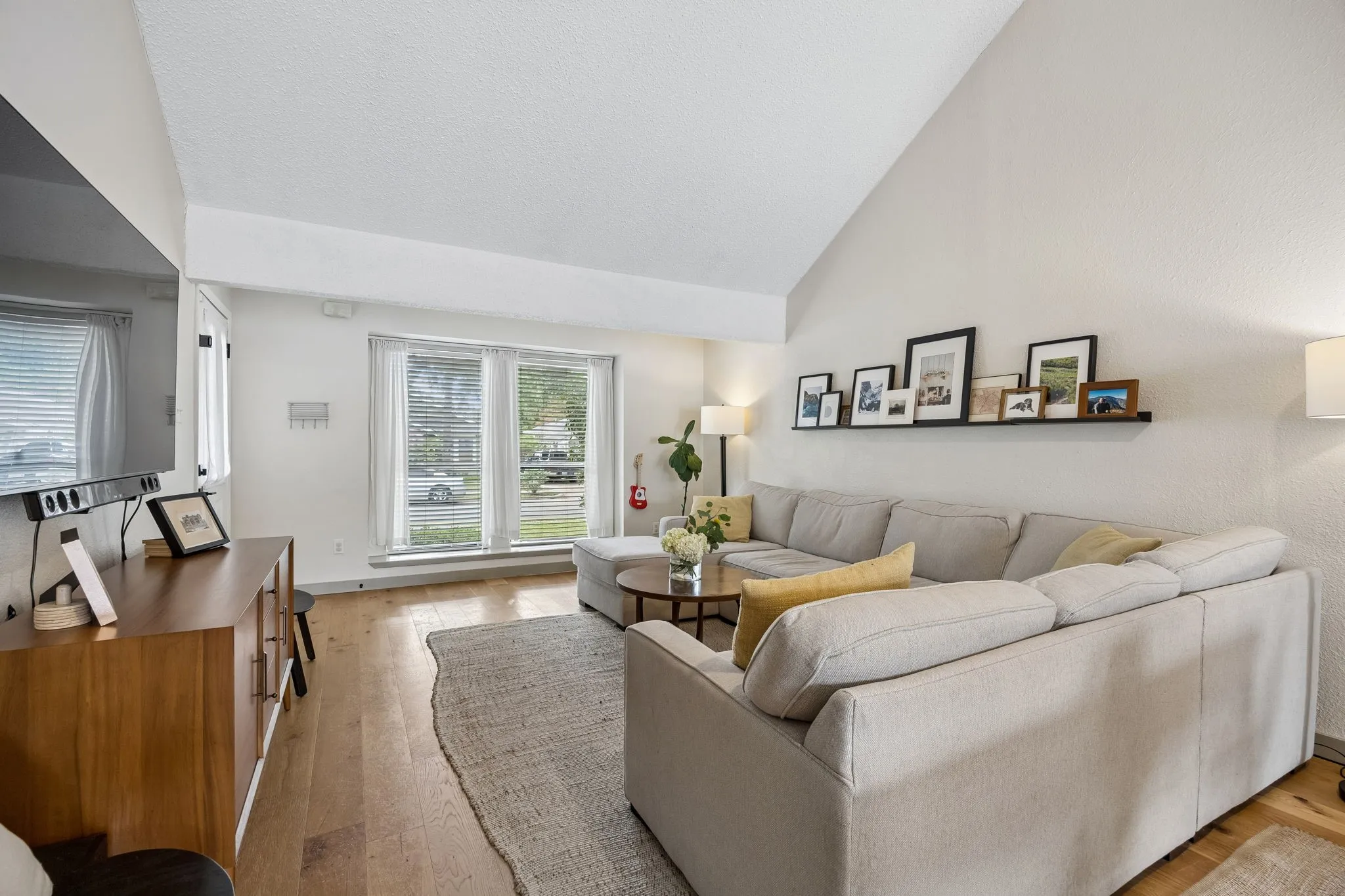 Single Family Residence For Sale in Dallas County , 5631 Victor Street, Dallas, Texas 75214, 2 Bedrooms, 2 Bathrooms, Garage spaces, 1,100 Sqft, built in 1983, Price $434,000, mls#21332749, Real Estate Agent in Dallas, Homes For Sale in Dallas county, Homes For Sale in Dallas, Realtor in Dallas Texas, Real Estate Brokerage Independent Realty Texas, Luminita Cordes Realtor
