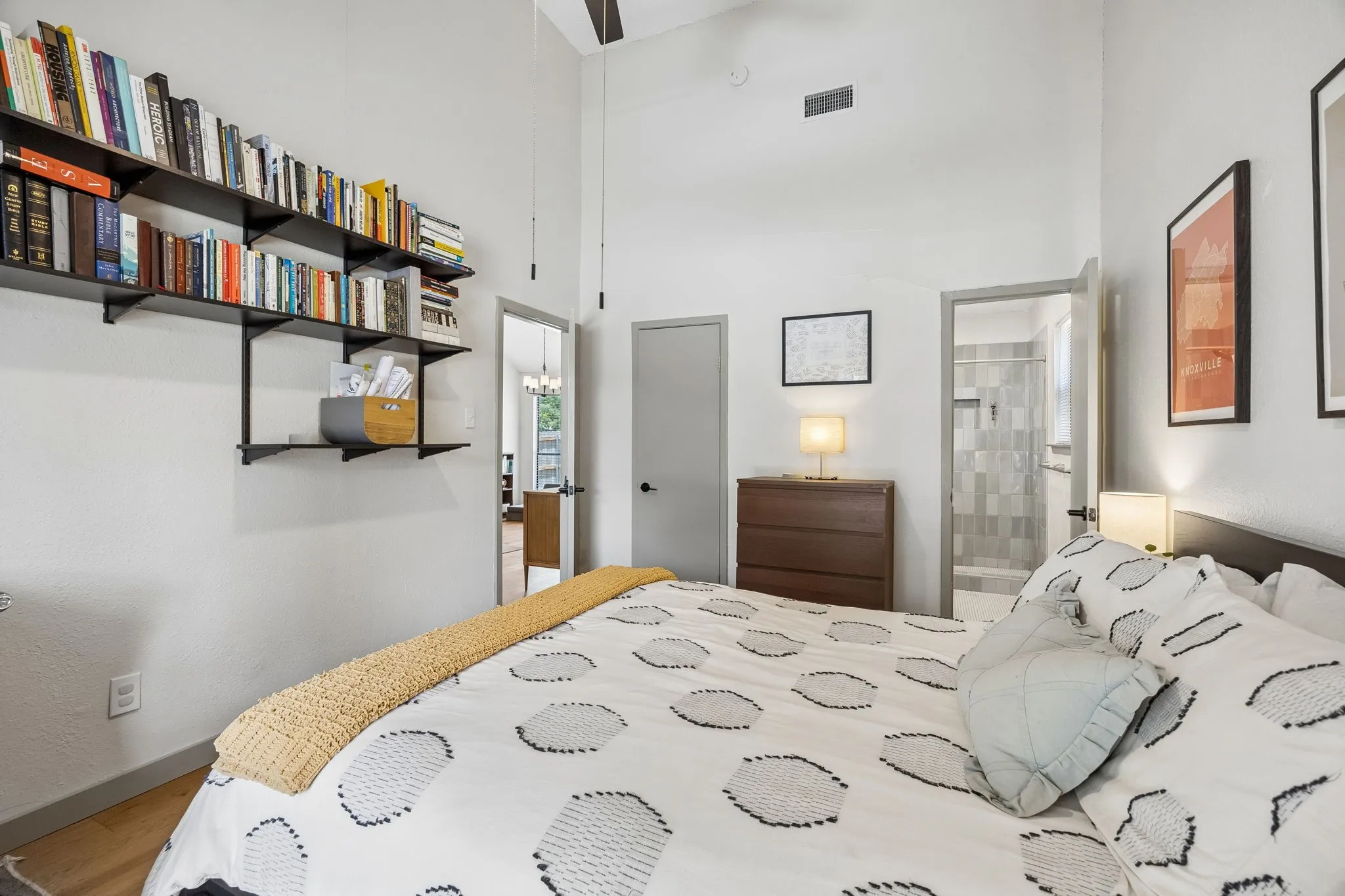 Single Family Residence For Sale in Dallas County , 5631 Victor Street, Dallas, Texas 75214, 2 Bedrooms, 2 Bathrooms, Garage spaces, 1,100 Sqft, built in 1983, Price $434,000, mls#21332749, Real Estate Agent in Dallas, Homes For Sale in Dallas county, Homes For Sale in Dallas, Realtor in Dallas Texas, Real Estate Brokerage Independent Realty Texas, Luminita Cordes Realtor
