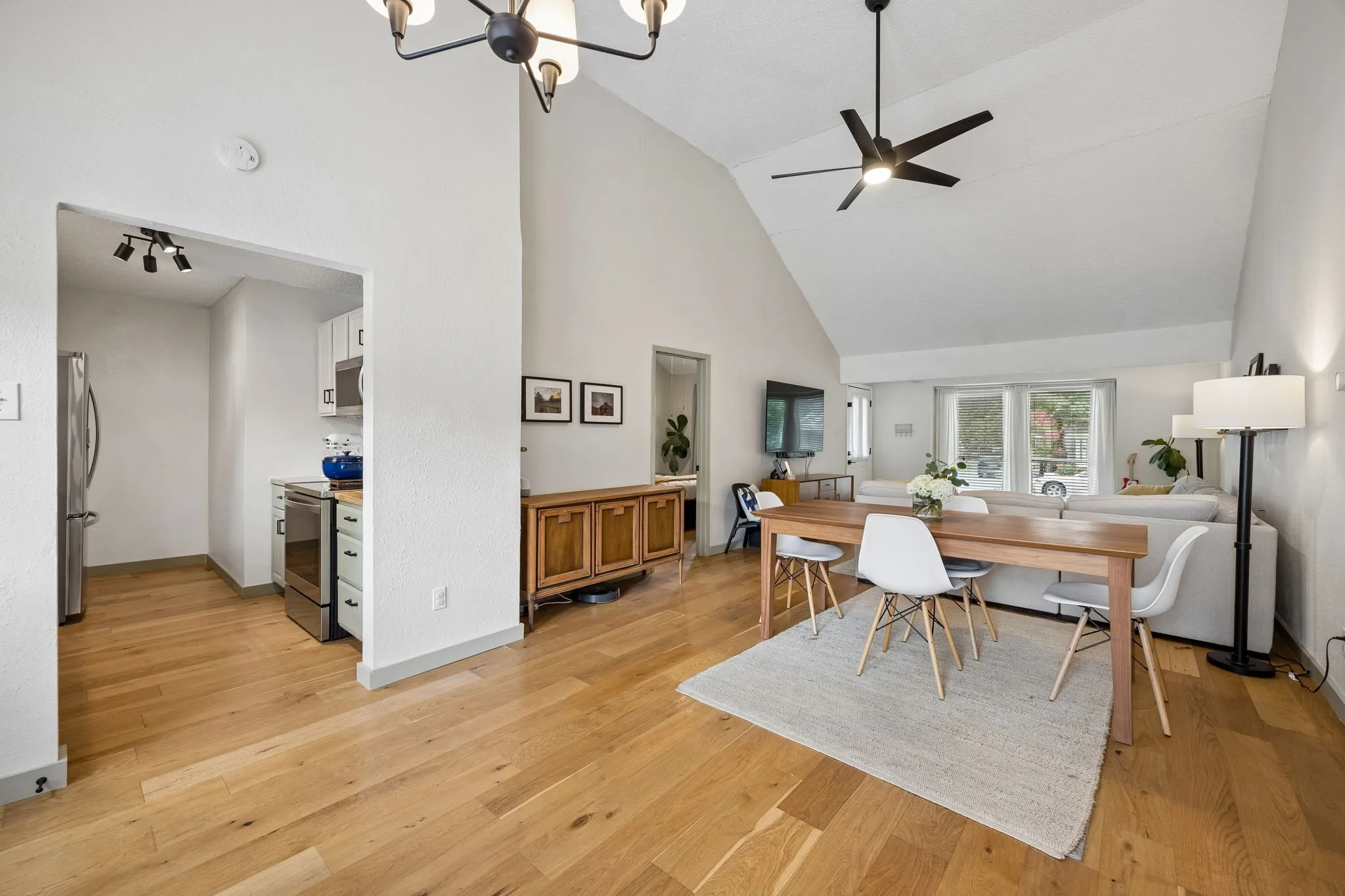 Single Family Residence For Sale in Dallas County , 5631 Victor Street, Dallas, Texas 75214, 2 Bedrooms, 2 Bathrooms, Garage spaces, 1,100 Sqft, built in 1983, Price $434,000, mls#21332749, Real Estate Agent in Dallas, Homes For Sale in Dallas county, Homes For Sale in Dallas, Realtor in Dallas Texas, Real Estate Brokerage Independent Realty Texas, Luminita Cordes Realtor