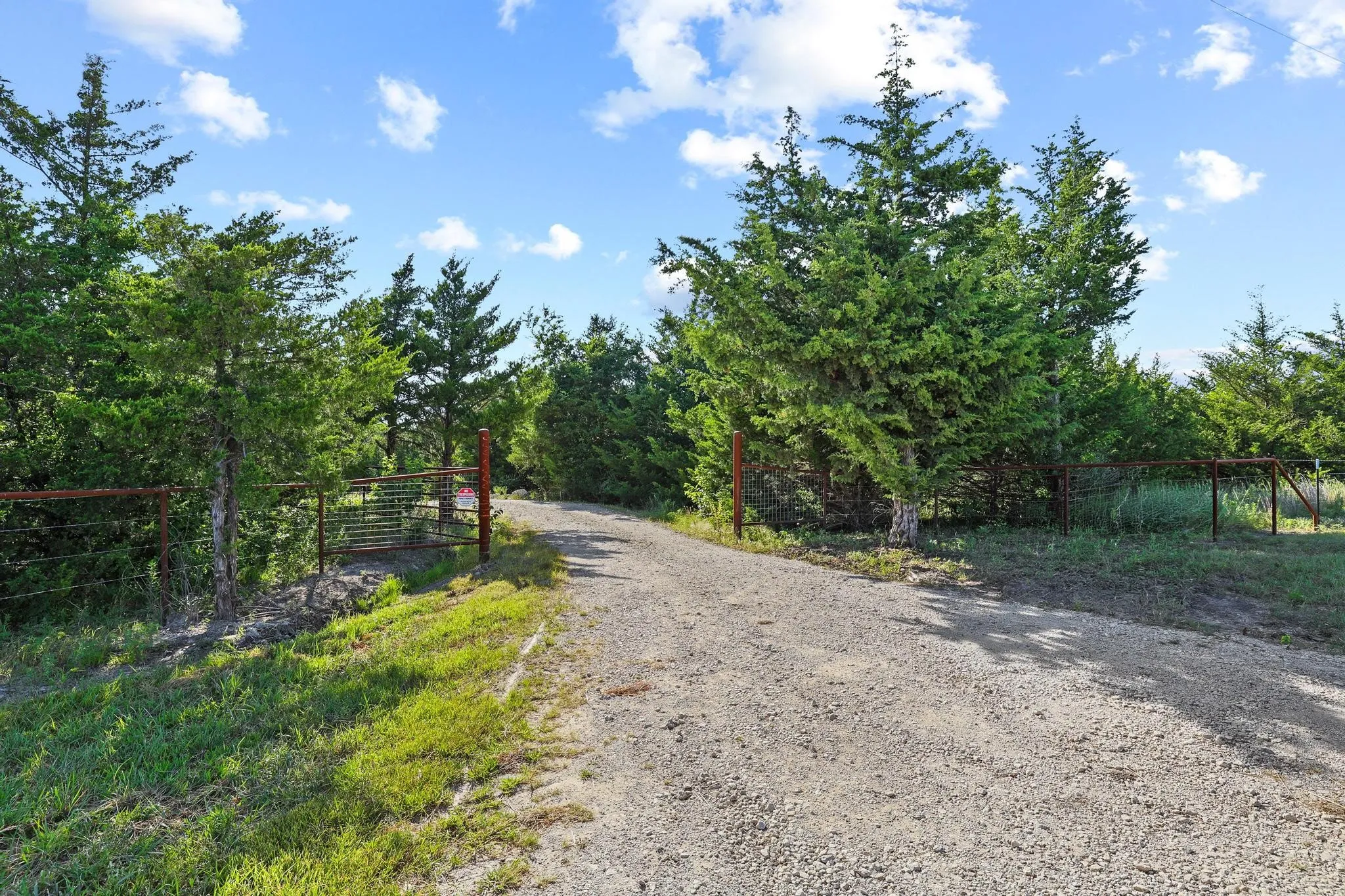 Single Family Residence For Sale in Fannin County , 511 County Road 4264, Leonard, Texas 75452, 2 Bedroom, 3 Bathroom, Garage spaces, 2,678 Sqft, built in 2021, mls#21332891, Real Estate Agent in Leonard, Homes For Sale in Fannin county, Homes For Sale in Leonard, Realtor in Leonard Texas, Real Estate Brokerage Independent Realty Texas, Luminita Cordes Realtor