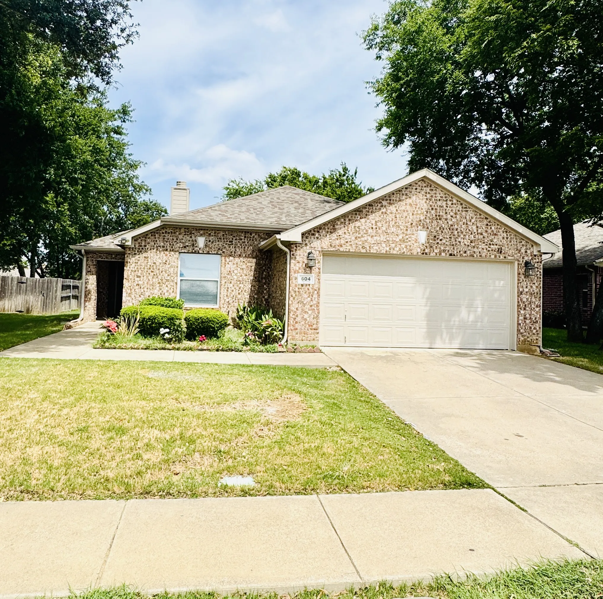 Single Family Residence For Rent in Tarrant County , 604 International Drive, Euless, Texas 76039, 4 Bedroom, 2 Bathroom, 2 Garage spaces, 1,762 Sqft, built in 2004, mls#21332900, Real Estate Agent in Euless, Homes For Rent in Tarrant county, Homes For Rent in Euless, Realtor in Euless Texas, Real Estate Brokerage Independent Realty Texas, Luminita Cordes Realtor