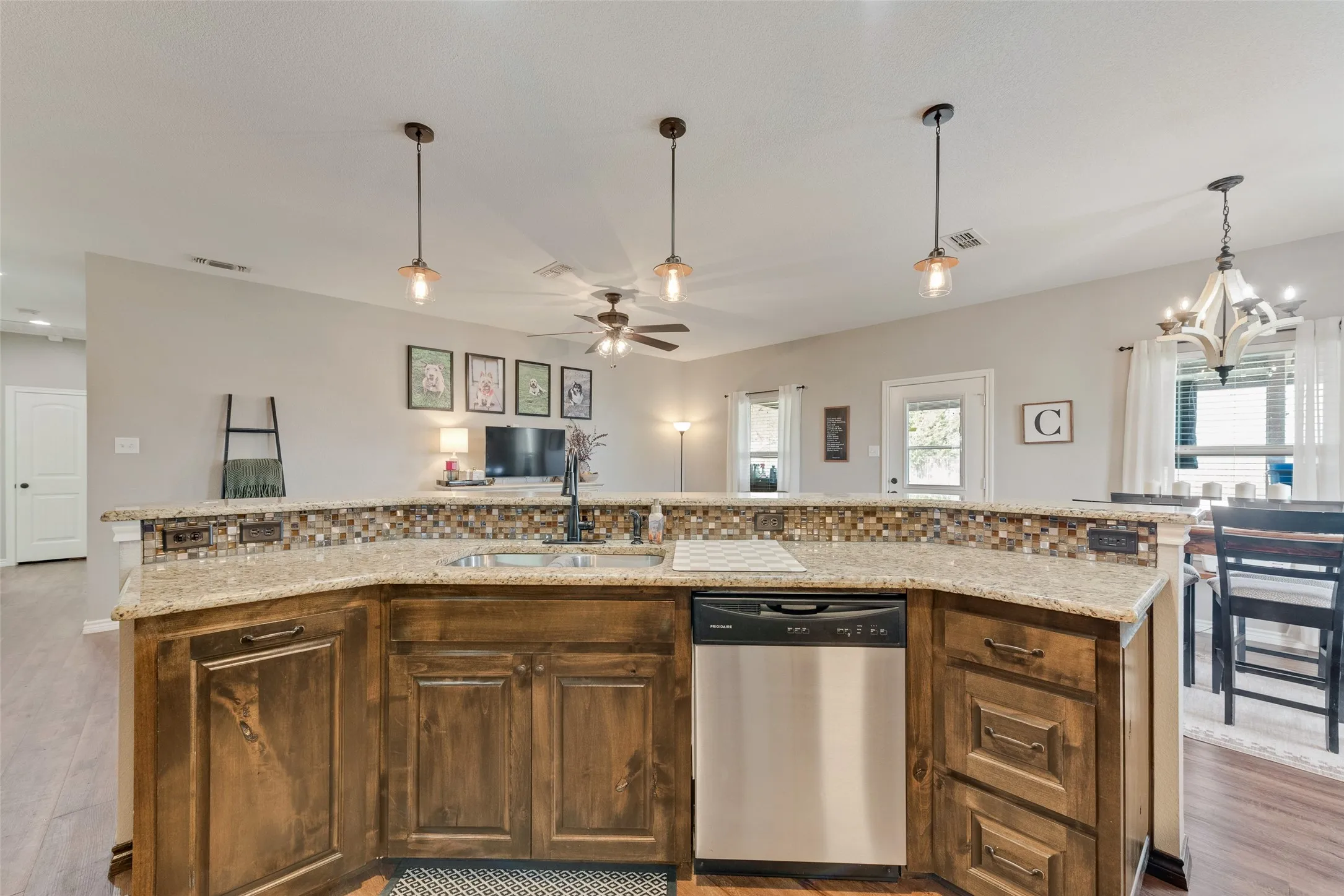 Single Family Residence For Sale in Van Zandt County , 120 Horseshoe Lake Drive, Edgewood, Texas 75117, 3 Bedroom, 2 Bathroom, 2 Garage spaces, 1,297 Sqft, built in 2016, mls#21329322, Real Estate Agent in Edgewood, Homes For Sale in Van Zandt county, Homes For Sale in Edgewood, Realtor in Edgewood Texas, Real Estate Brokerage Independent Realty Texas, Luminita Cordes Realtor