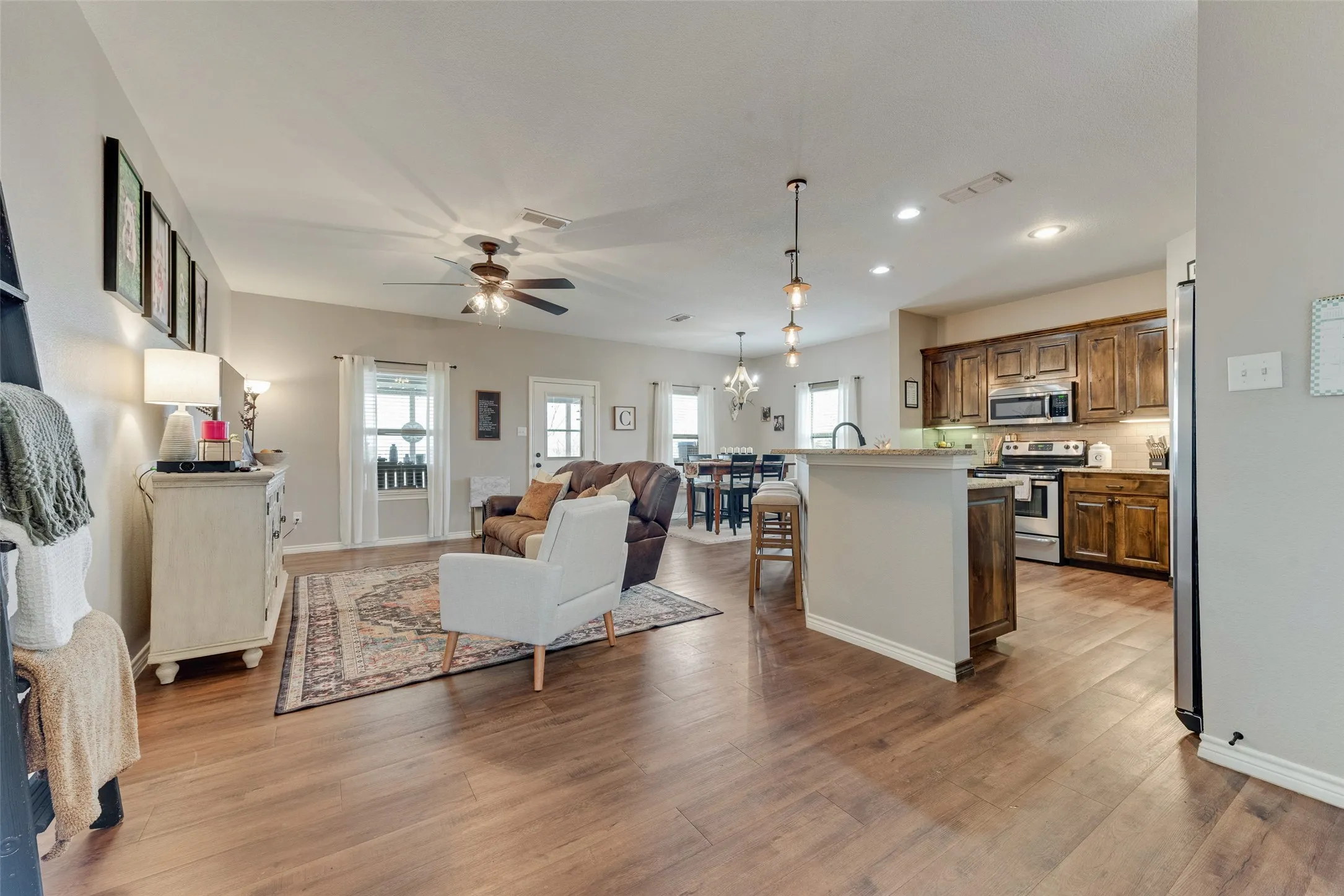 Single Family Residence For Sale in Van Zandt County , 120 Horseshoe Lake Drive, Edgewood, Texas 75117, 3 Bedroom, 2 Bathroom, 2 Garage spaces, 1,297 Sqft, built in 2016, mls#21329322, Real Estate Agent in Edgewood, Homes For Sale in Van Zandt county, Homes For Sale in Edgewood, Realtor in Edgewood Texas, Real Estate Brokerage Independent Realty Texas, Luminita Cordes Realtor