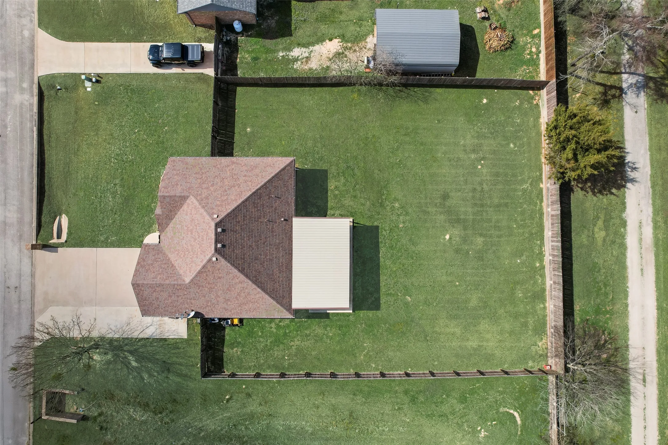 Single Family Residence For Sale in Van Zandt County , 120 Horseshoe Lake Drive, Edgewood, Texas 75117, 3 Bedroom, 2 Bathroom, 2 Garage spaces, 1,297 Sqft, built in 2016, mls#21329322, Real Estate Agent in Edgewood, Homes For Sale in Van Zandt county, Homes For Sale in Edgewood, Realtor in Edgewood Texas, Real Estate Brokerage Independent Realty Texas, Luminita Cordes Realtor