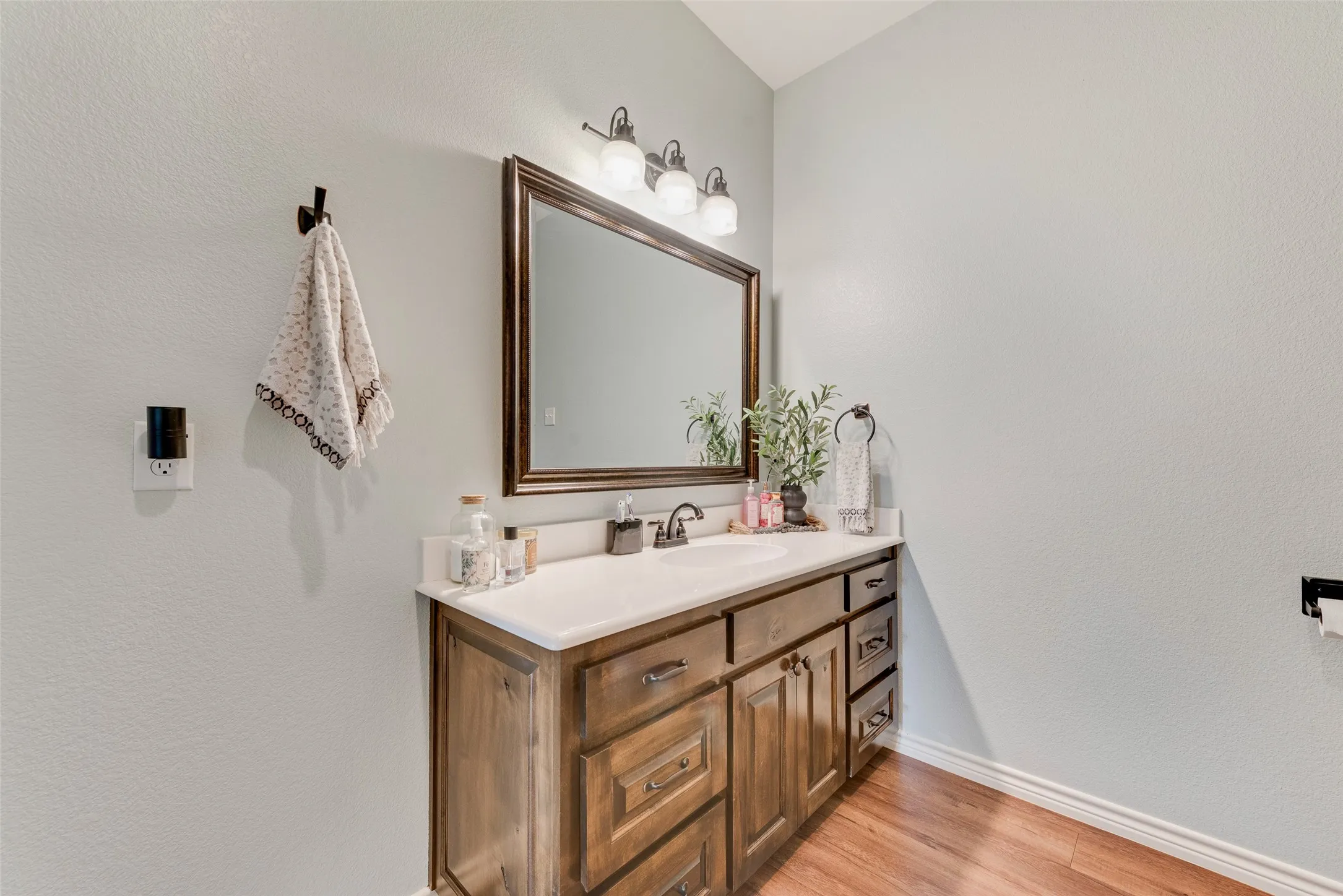 Single Family Residence For Sale in Van Zandt County , 120 Horseshoe Lake Drive, Edgewood, Texas 75117, 3 Bedroom, 2 Bathroom, 2 Garage spaces, 1,297 Sqft, built in 2016, mls#21329322, Real Estate Agent in Edgewood, Homes For Sale in Van Zandt county, Homes For Sale in Edgewood, Realtor in Edgewood Texas, Real Estate Brokerage Independent Realty Texas, Luminita Cordes Realtor