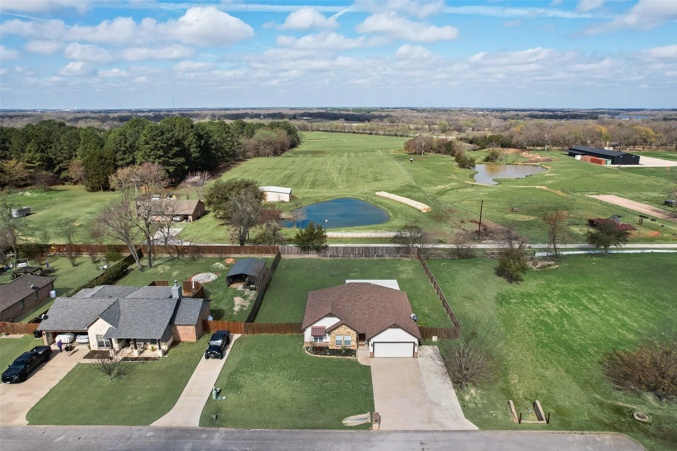 Single Family Residence For Sale in Van Zandt County , 120 Horseshoe Lake Drive, Edgewood, Texas 75117, 3 Bedroom, 2 Bathroom, 2 Garage spaces, 1,297 Sqft, built in 2016, mls#21329322, Real Estate Agent in Edgewood, Homes For Sale in Van Zandt county, Homes For Sale in Edgewood, Realtor in Edgewood Texas, Real Estate Brokerage Independent Realty Texas, Luminita Cordes Realtor