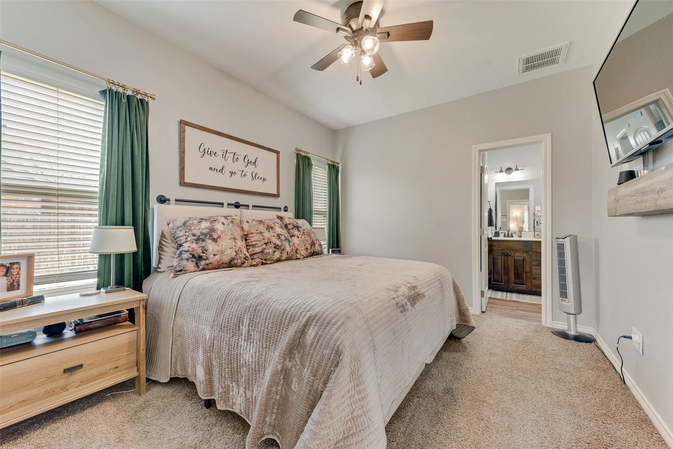 Single Family Residence For Sale in Van Zandt County , 120 Horseshoe Lake Drive, Edgewood, Texas 75117, 3 Bedroom, 2 Bathroom, 2 Garage spaces, 1,297 Sqft, built in 2016, mls#21329322, Real Estate Agent in Edgewood, Homes For Sale in Van Zandt county, Homes For Sale in Edgewood, Realtor in Edgewood Texas, Real Estate Brokerage Independent Realty Texas, Luminita Cordes Realtor